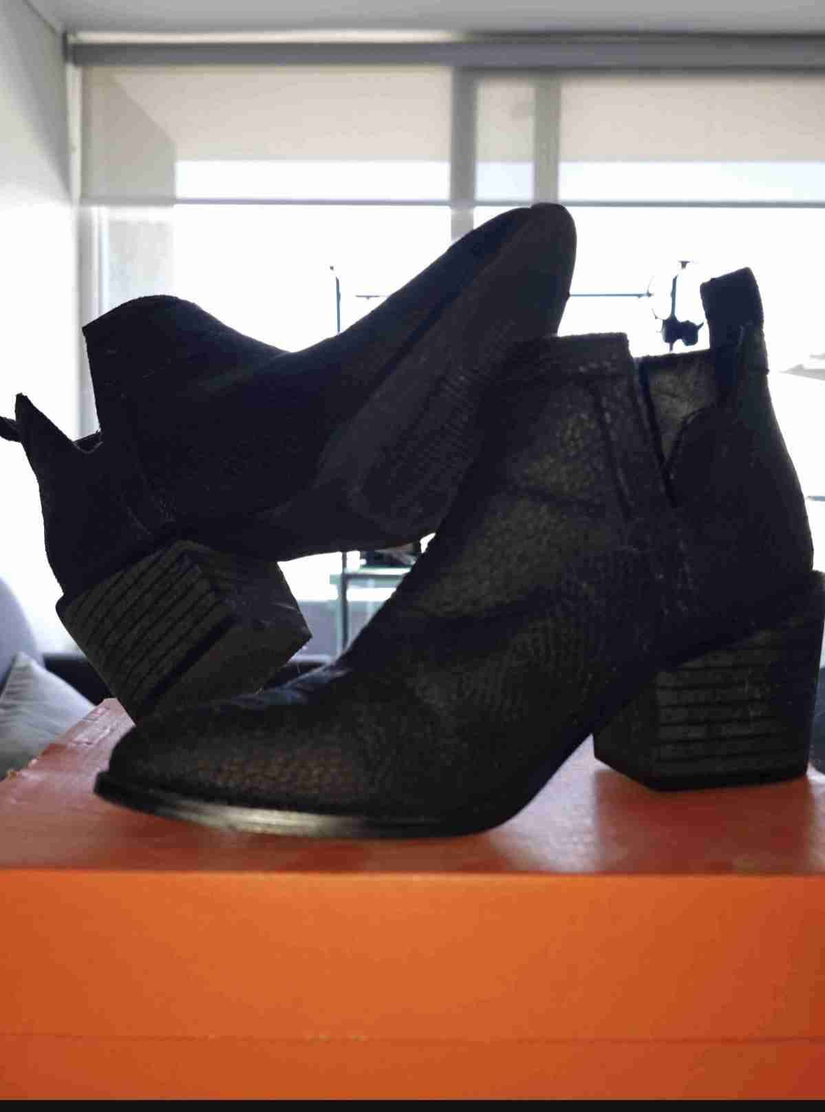 Botines negros de cuero y Zapatillas Adidas negras - miniatura 1