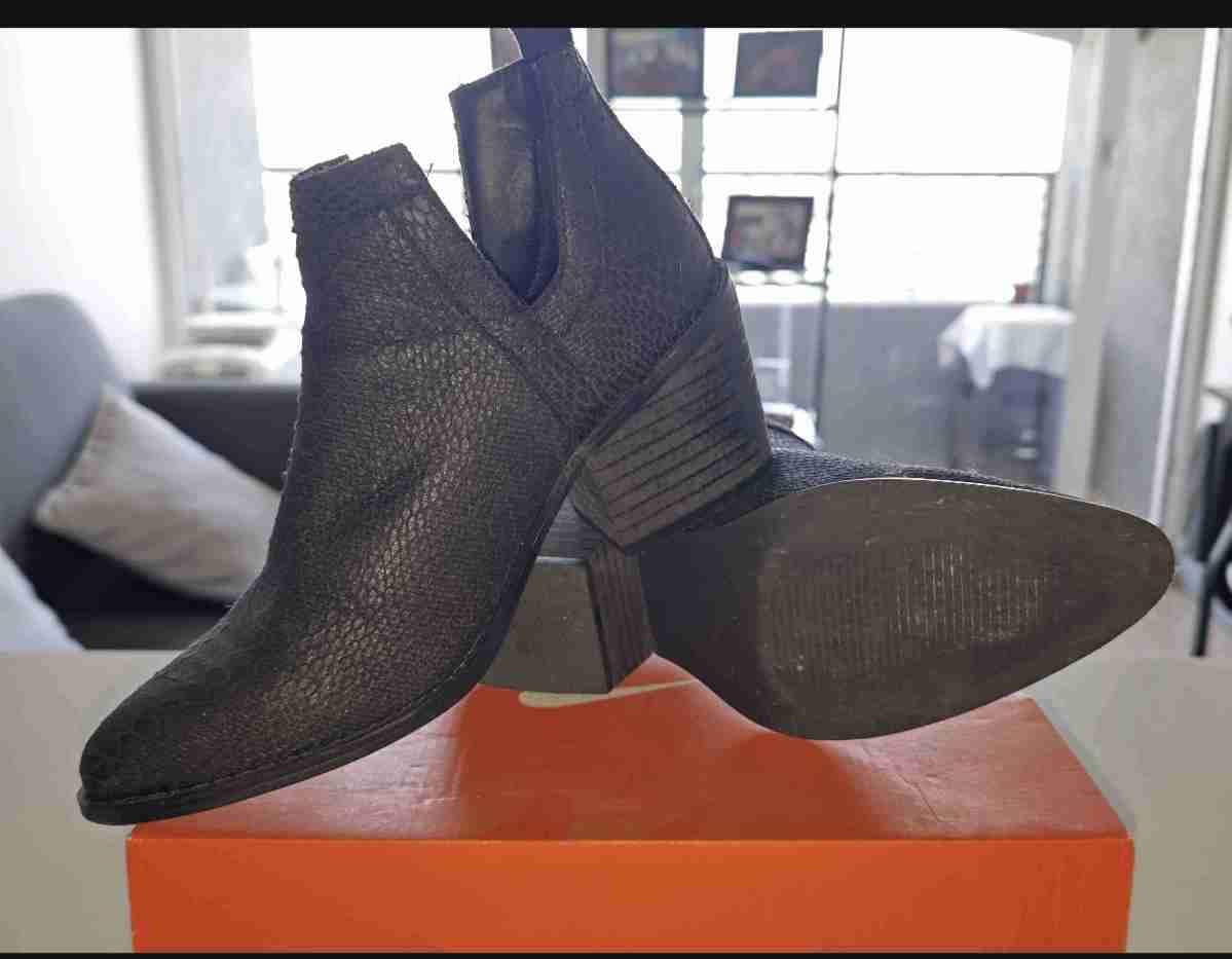 Botines negros de cuero y Zapatillas Adidas negras - miniatura 2