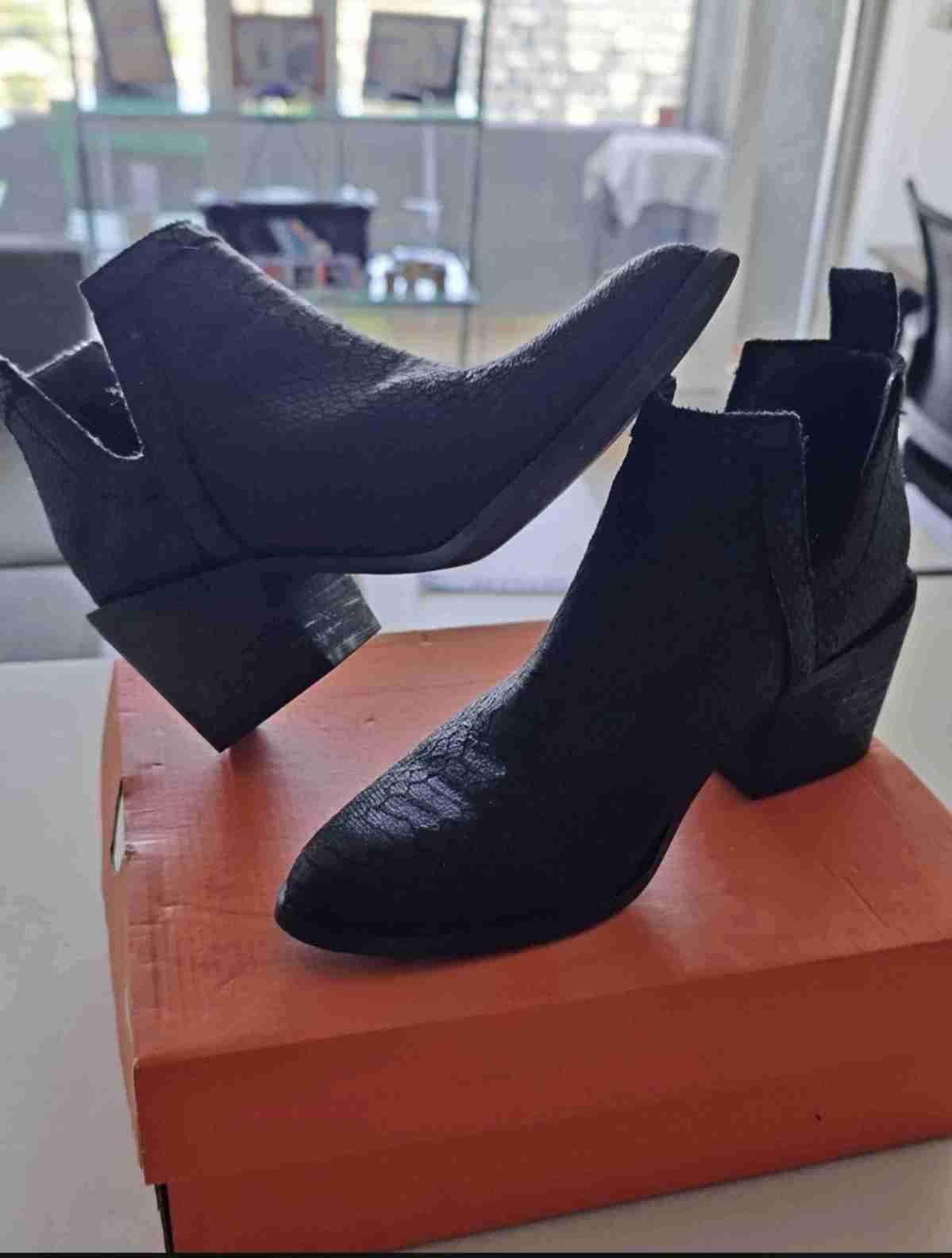 Botines negros de cuero y Zapatillas Adidas negras - miniatura 3