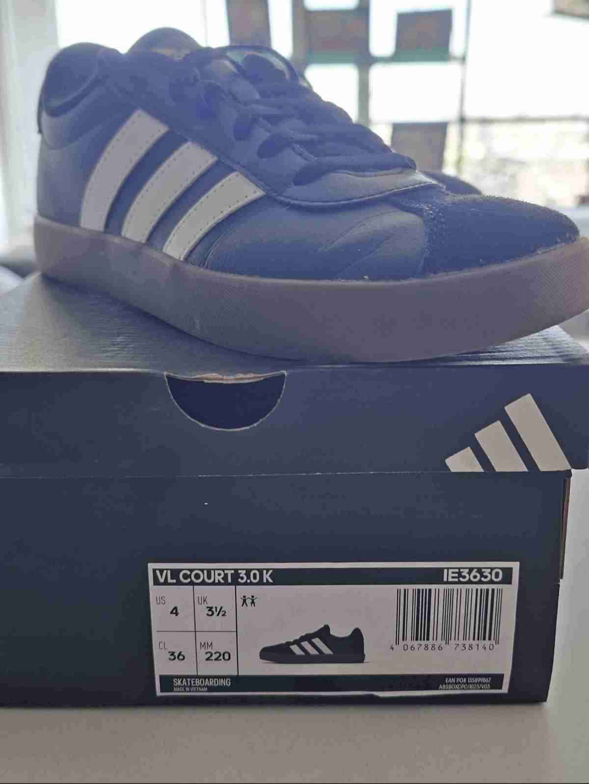 Botines negros de cuero y Zapatillas Adidas negras - miniatura 4