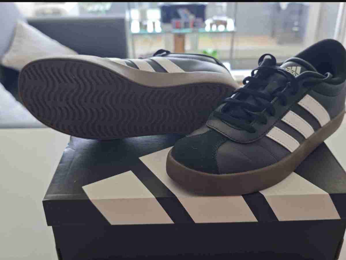 Botines negros de cuero y Zapatillas Adidas negras - miniatura 5