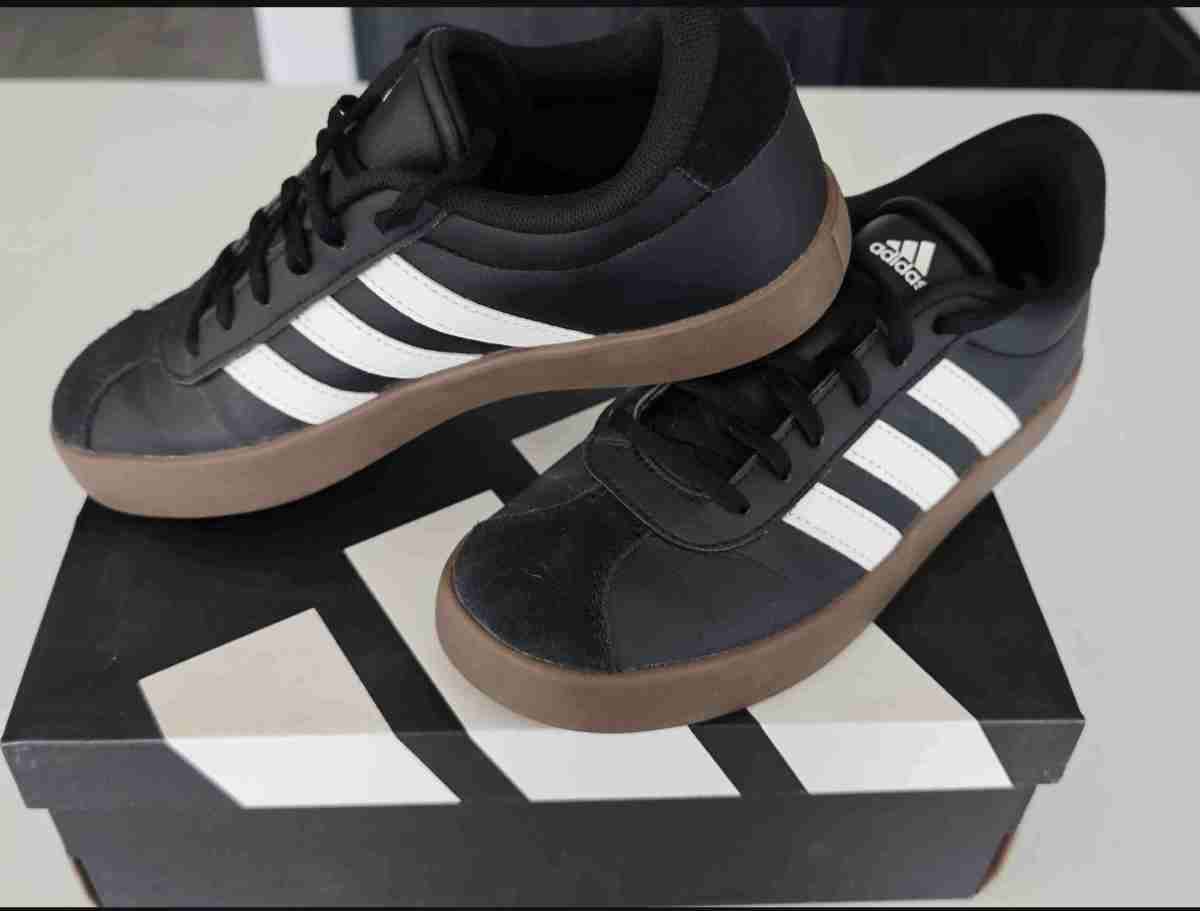 Botines negros de cuero y Zapatillas Adidas negras - miniatura 6