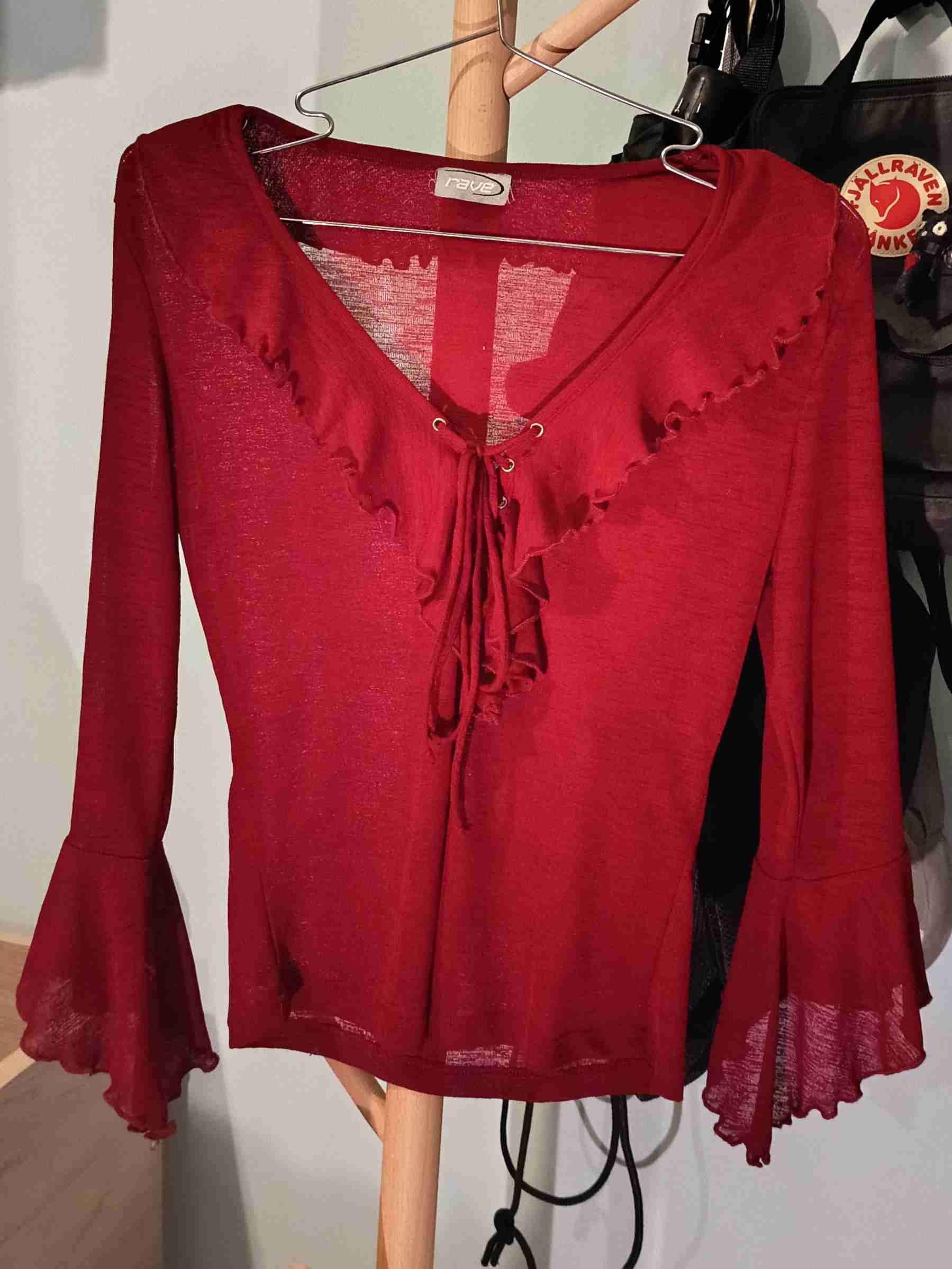 Blusa roja con olanes - miniatura 1