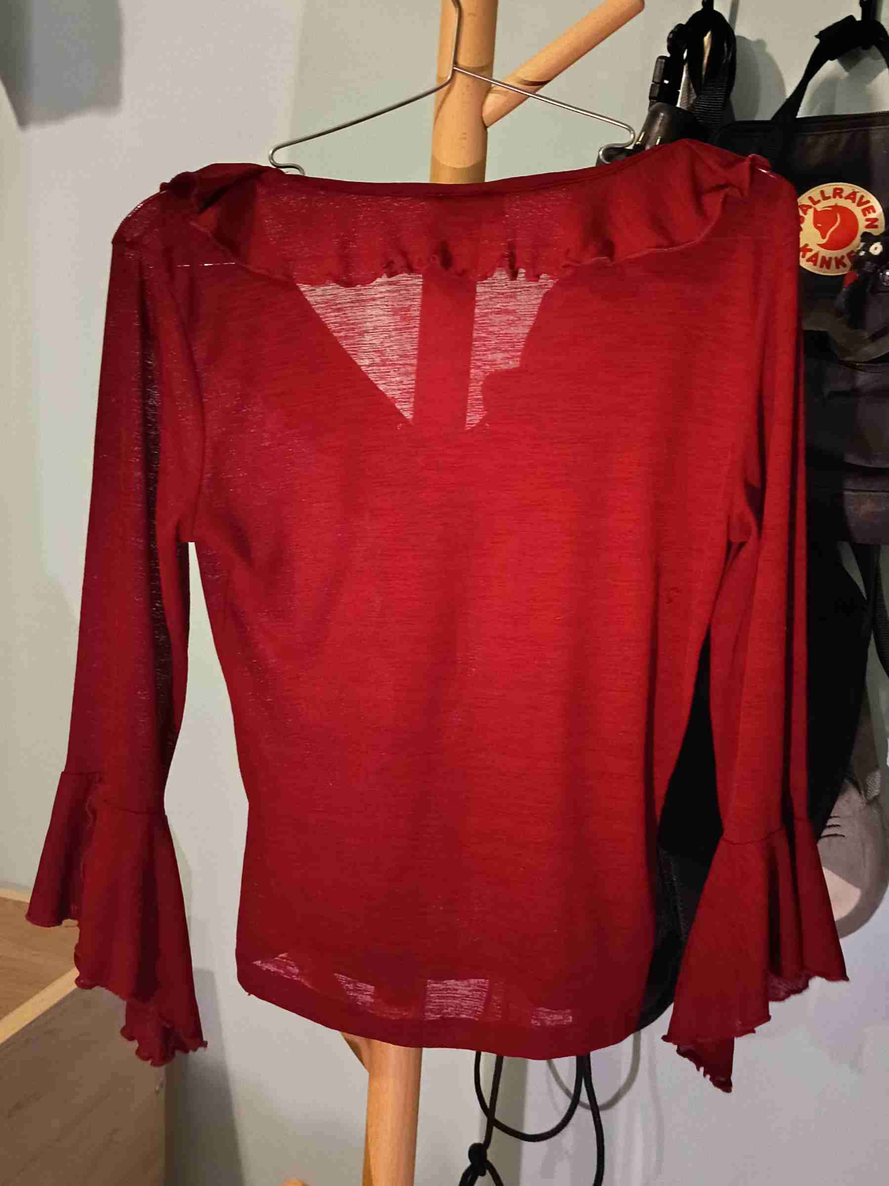 Blusa roja con olanes - miniatura 2
