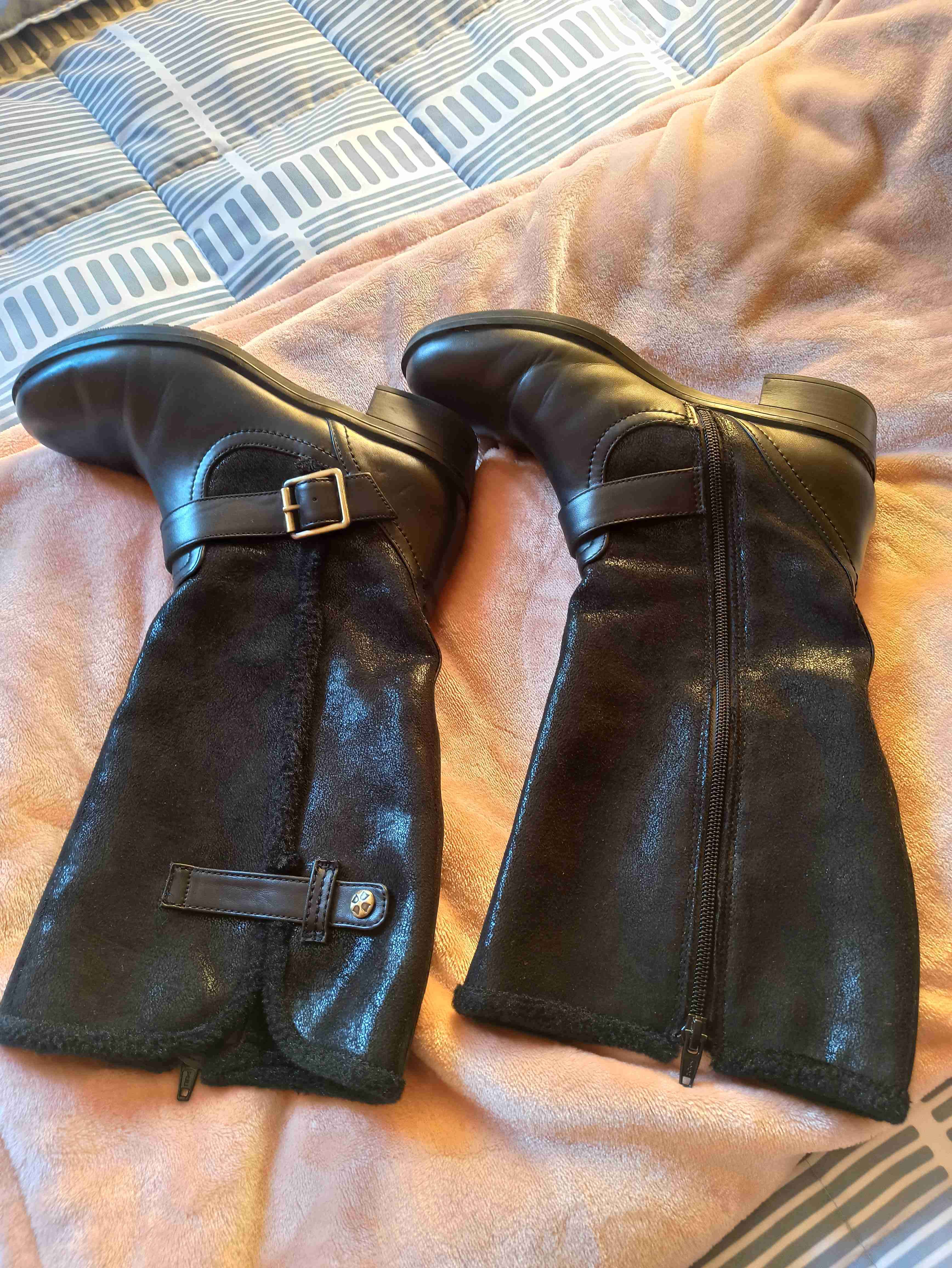 Botas negras con hebillas - miniatura 1