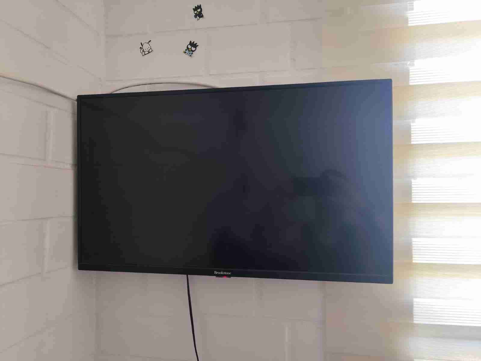 Televisor Brookstone montado en pared - miniatura 2