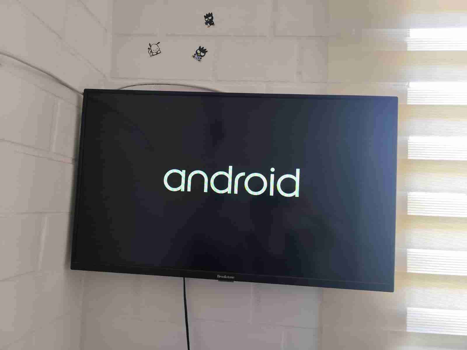 Televisor Brookstone montado en pared - miniatura 3