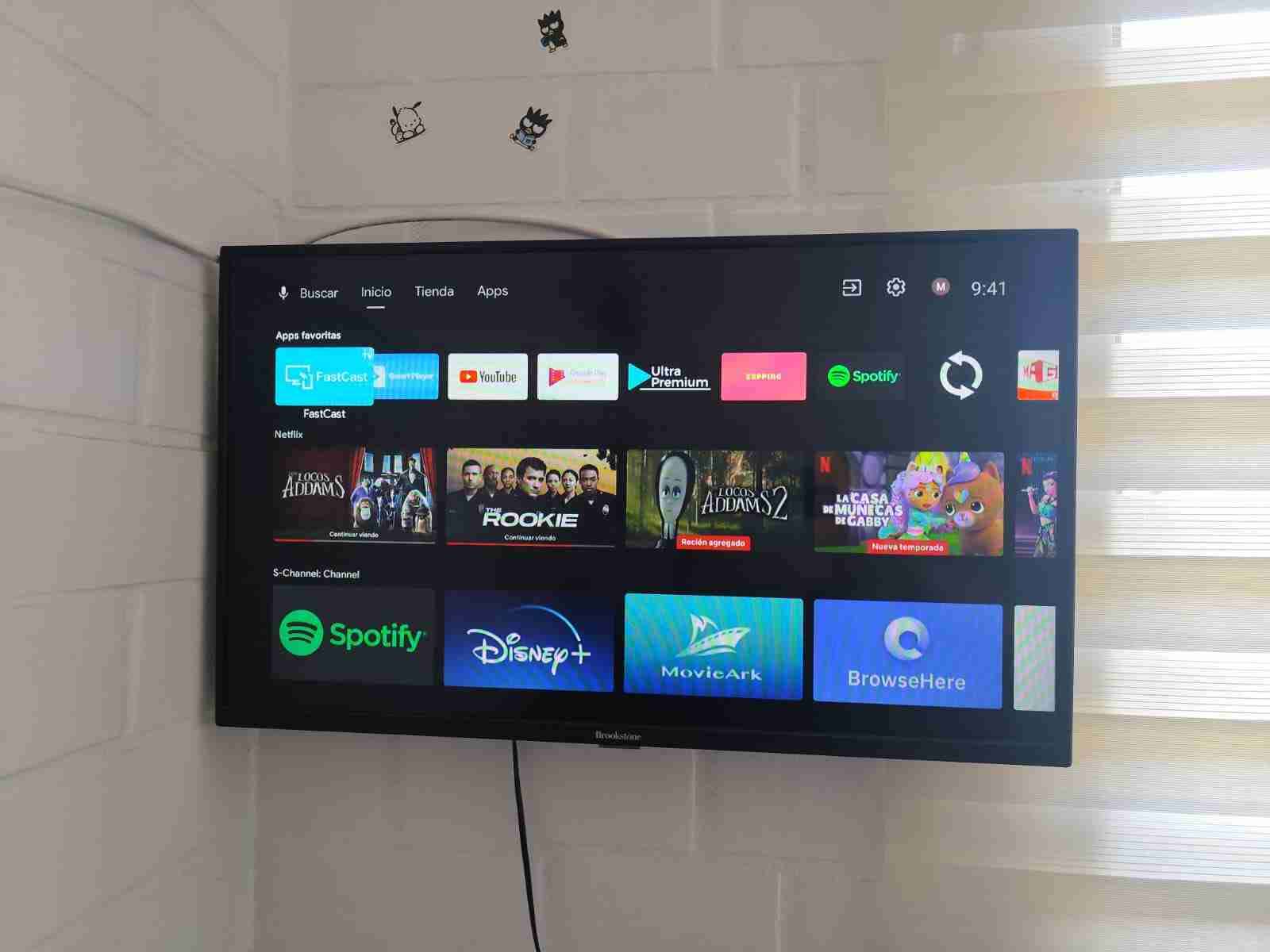 Televisor Brookstone montado en pared - miniatura 4