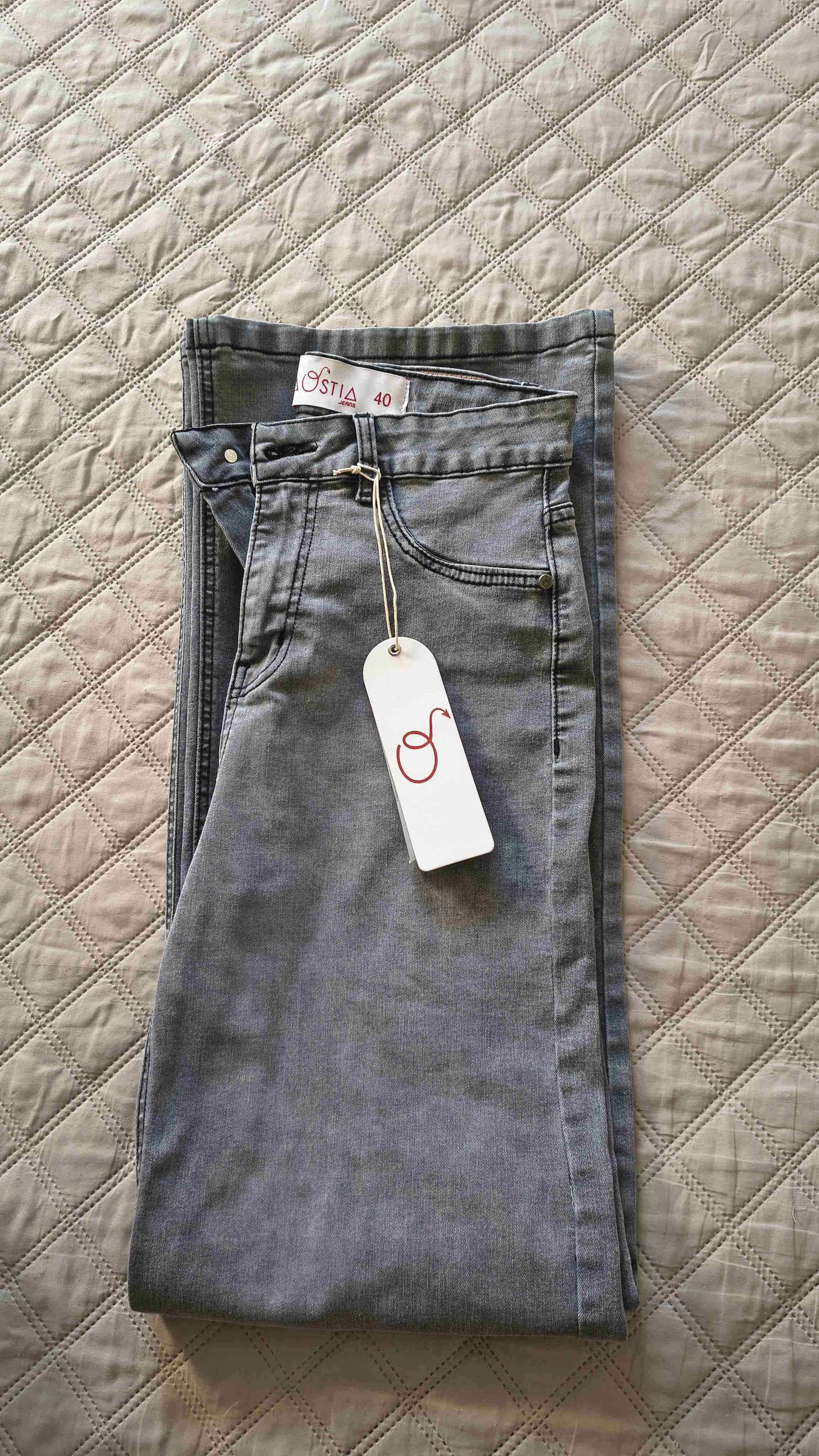 Jeans grises con etiqueta nueva - miniatura 1