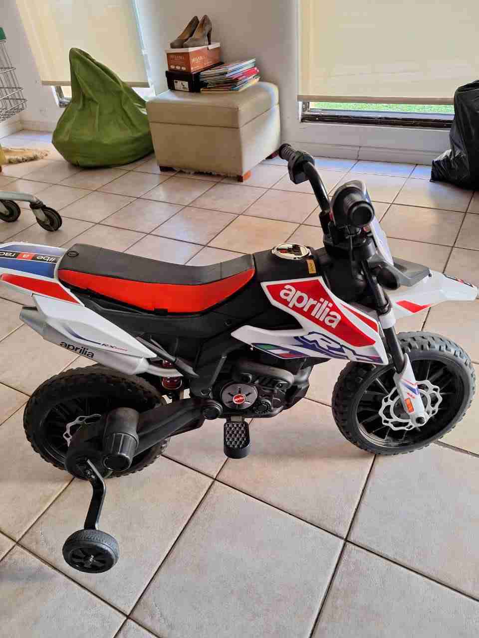Moto infantil Aprilia roja