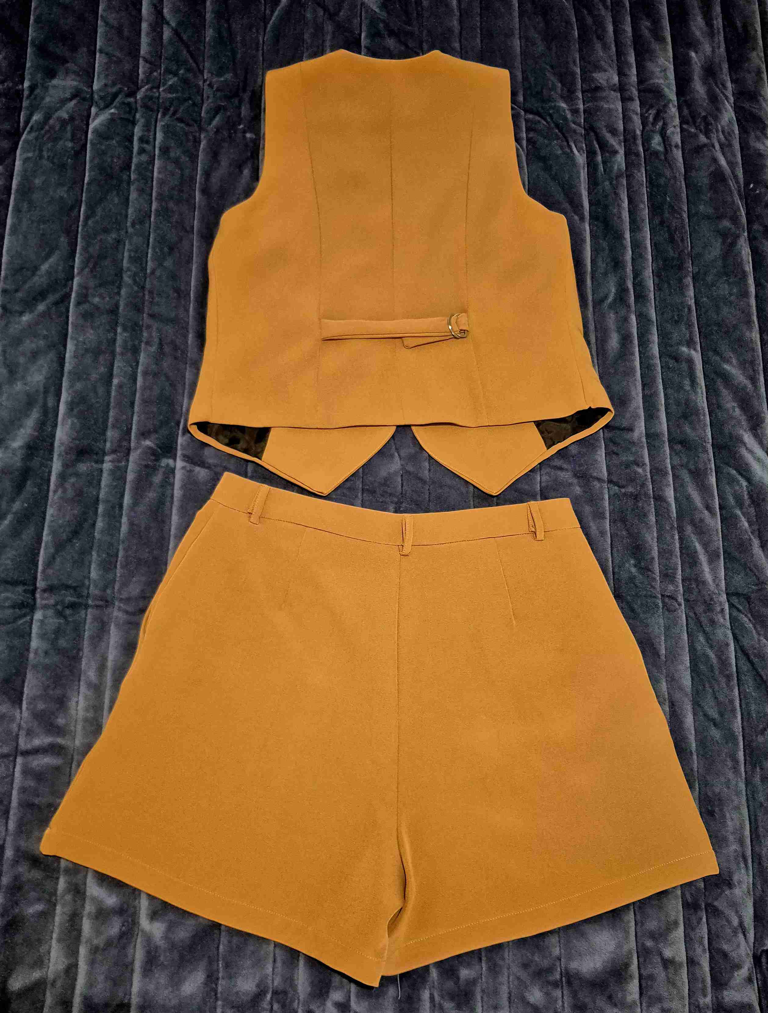 Conjunto chaleco y shorts café - miniatura 2