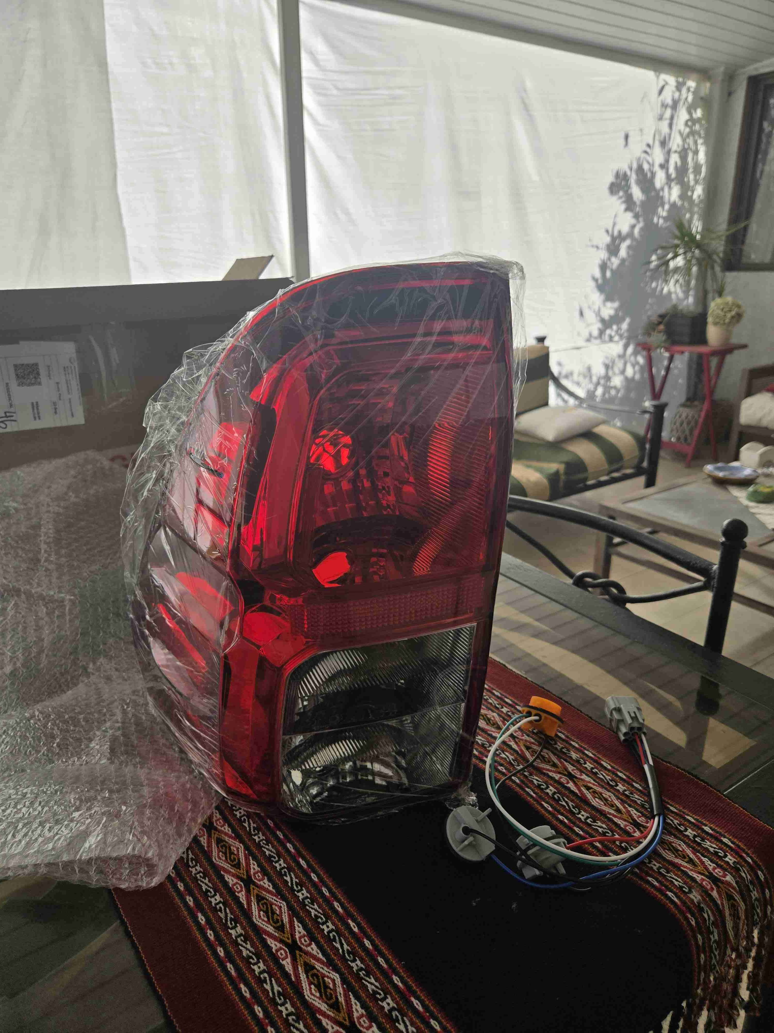 Foco trasero izquierdo Toyota Hilux (2016-2023) - miniatura 1