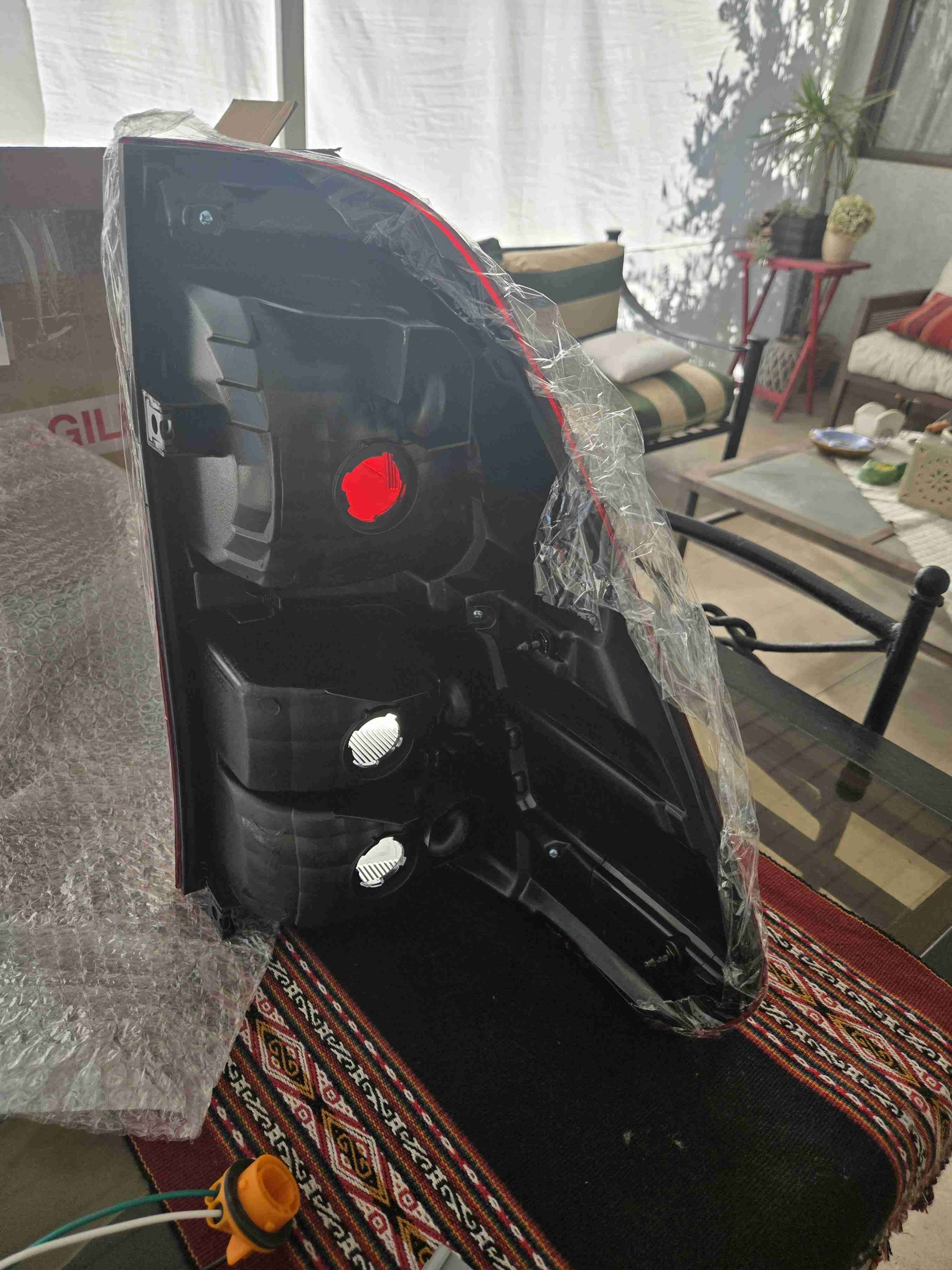 Foco trasero izquierdo Toyota Hilux (2016-2023) - miniatura 3