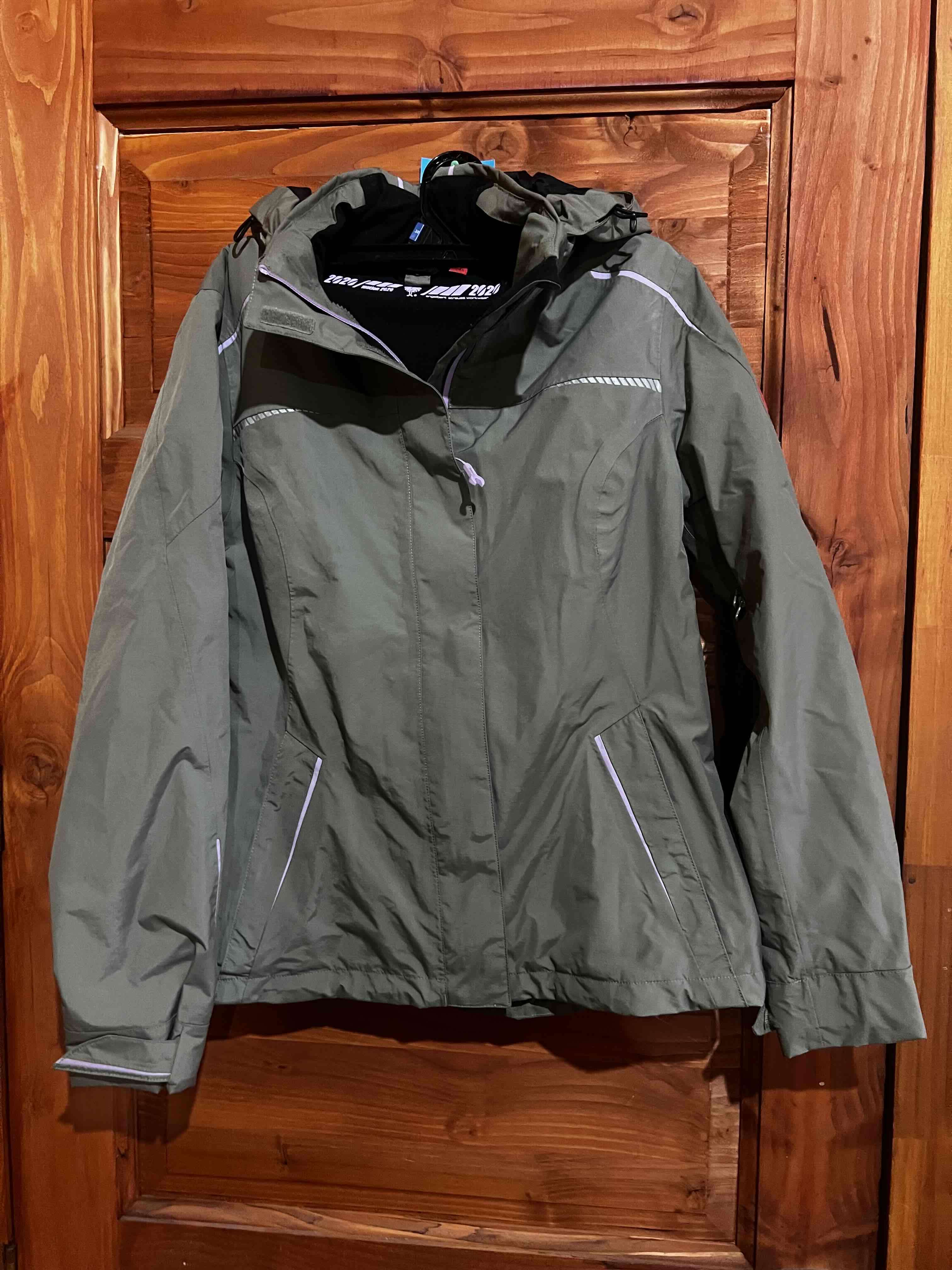 Chaqueta impermeable verde