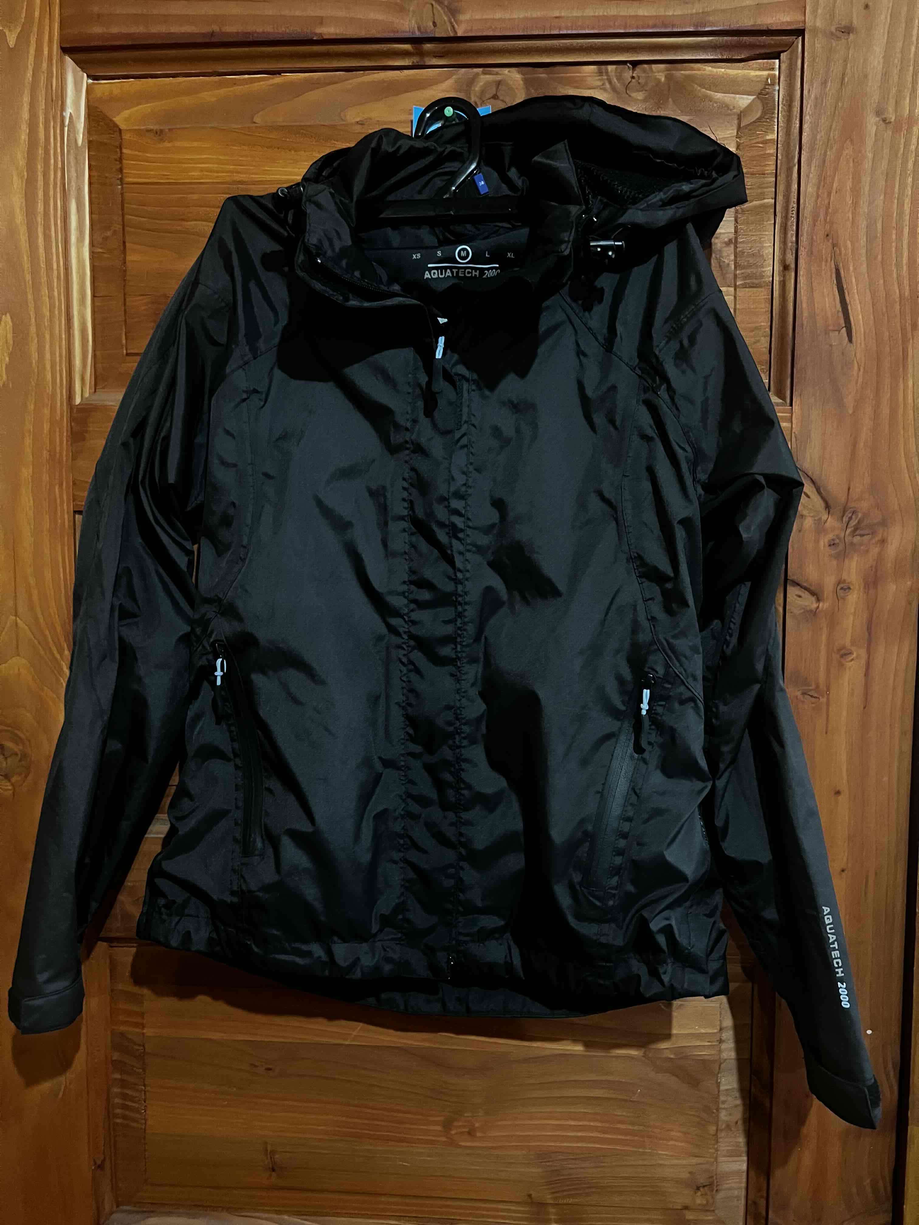 Chaqueta negra impermeable