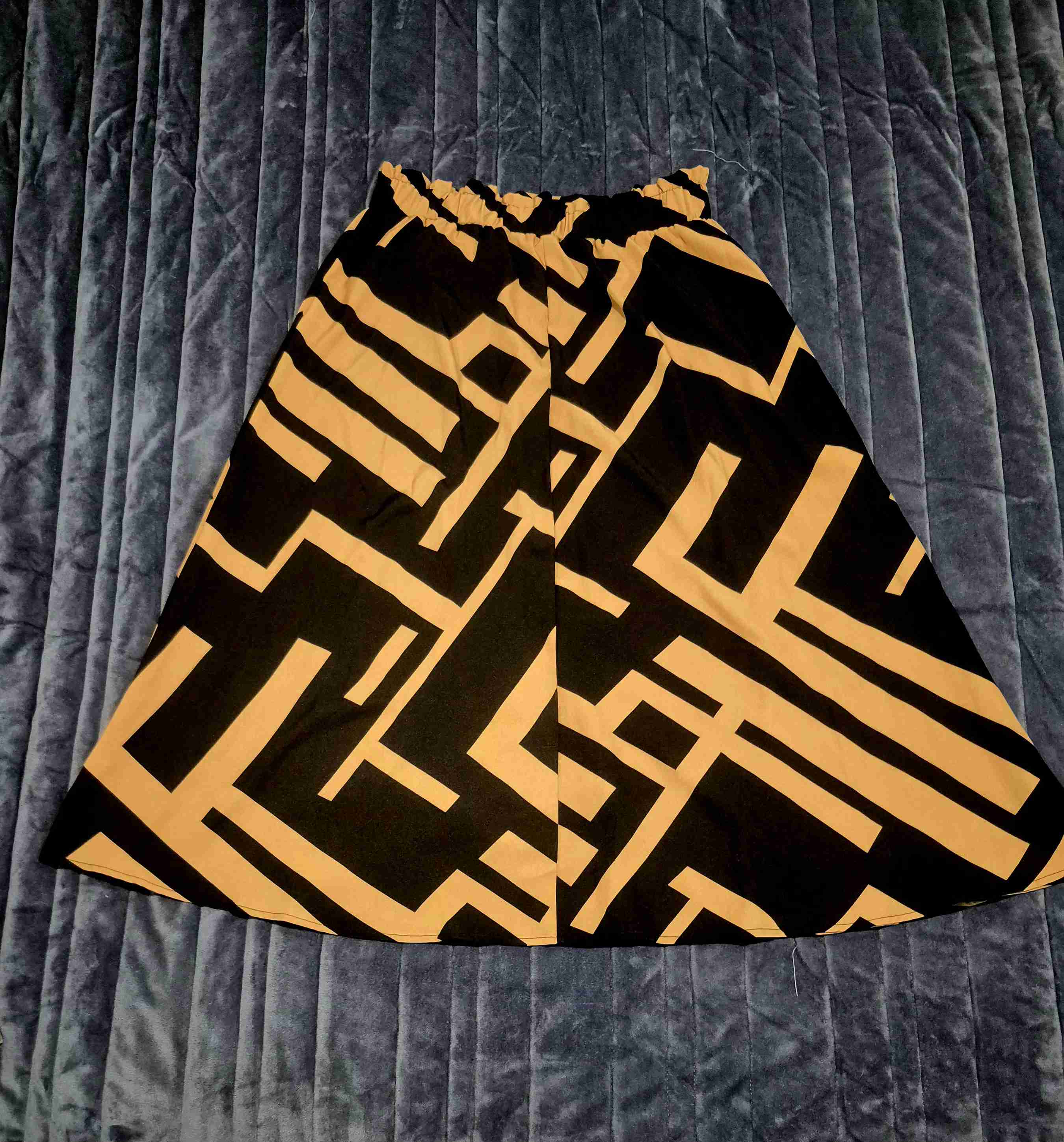 Falda negra con diseño geométrico - miniatura 1