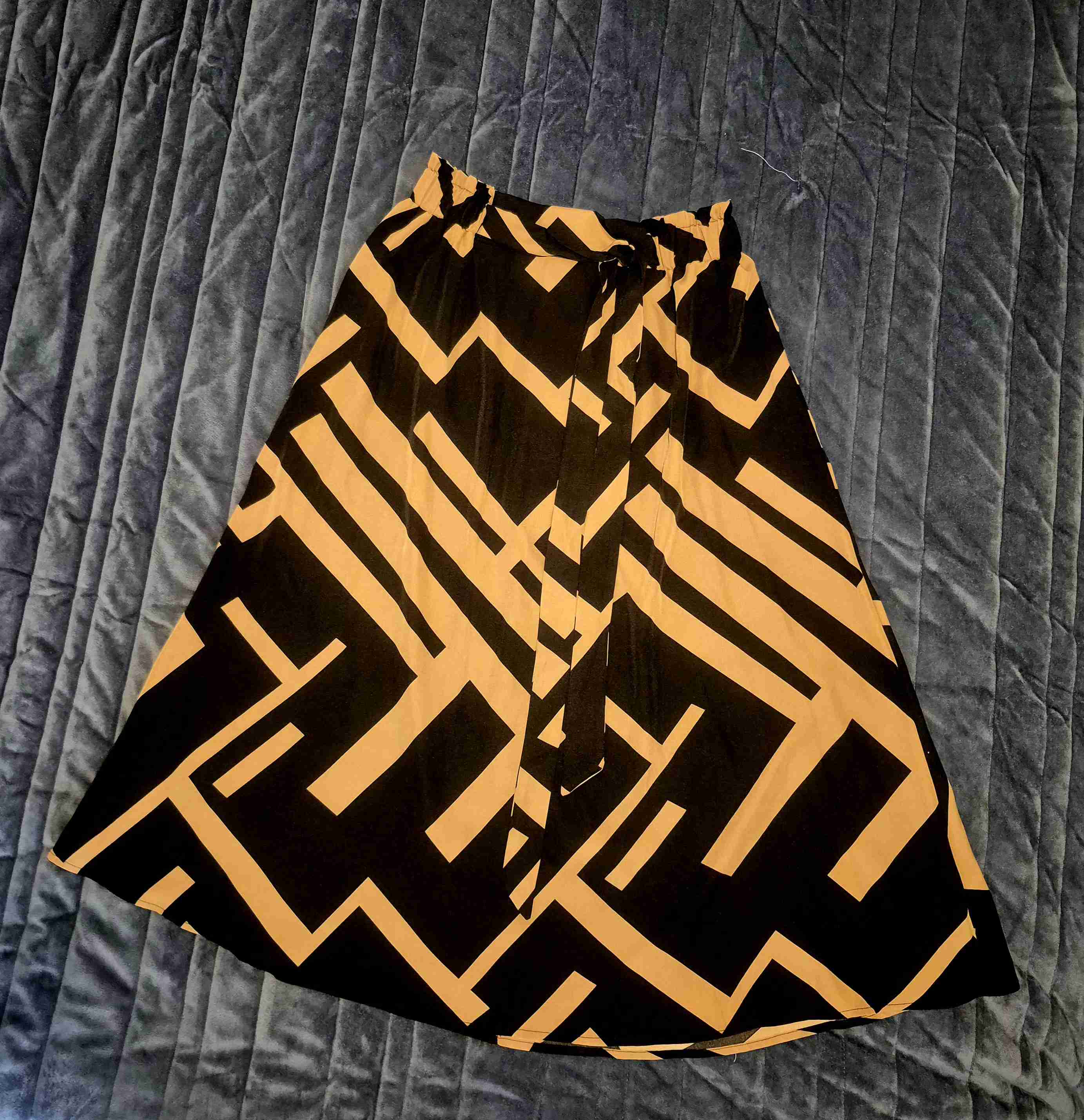 Falda negra con diseño geométrico - miniatura 2