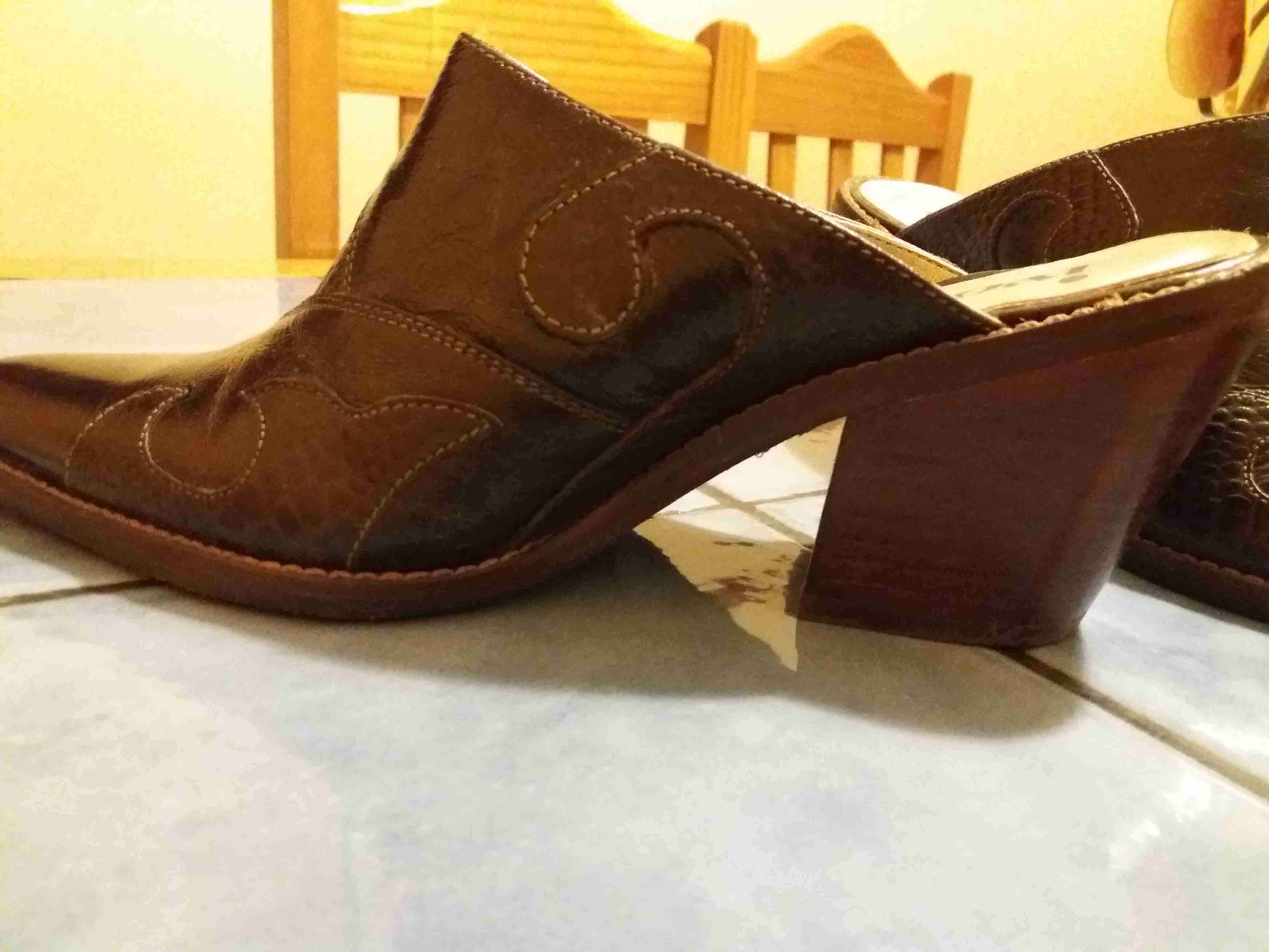 Zapatos de cuero marrón con tacón - miniatura 3