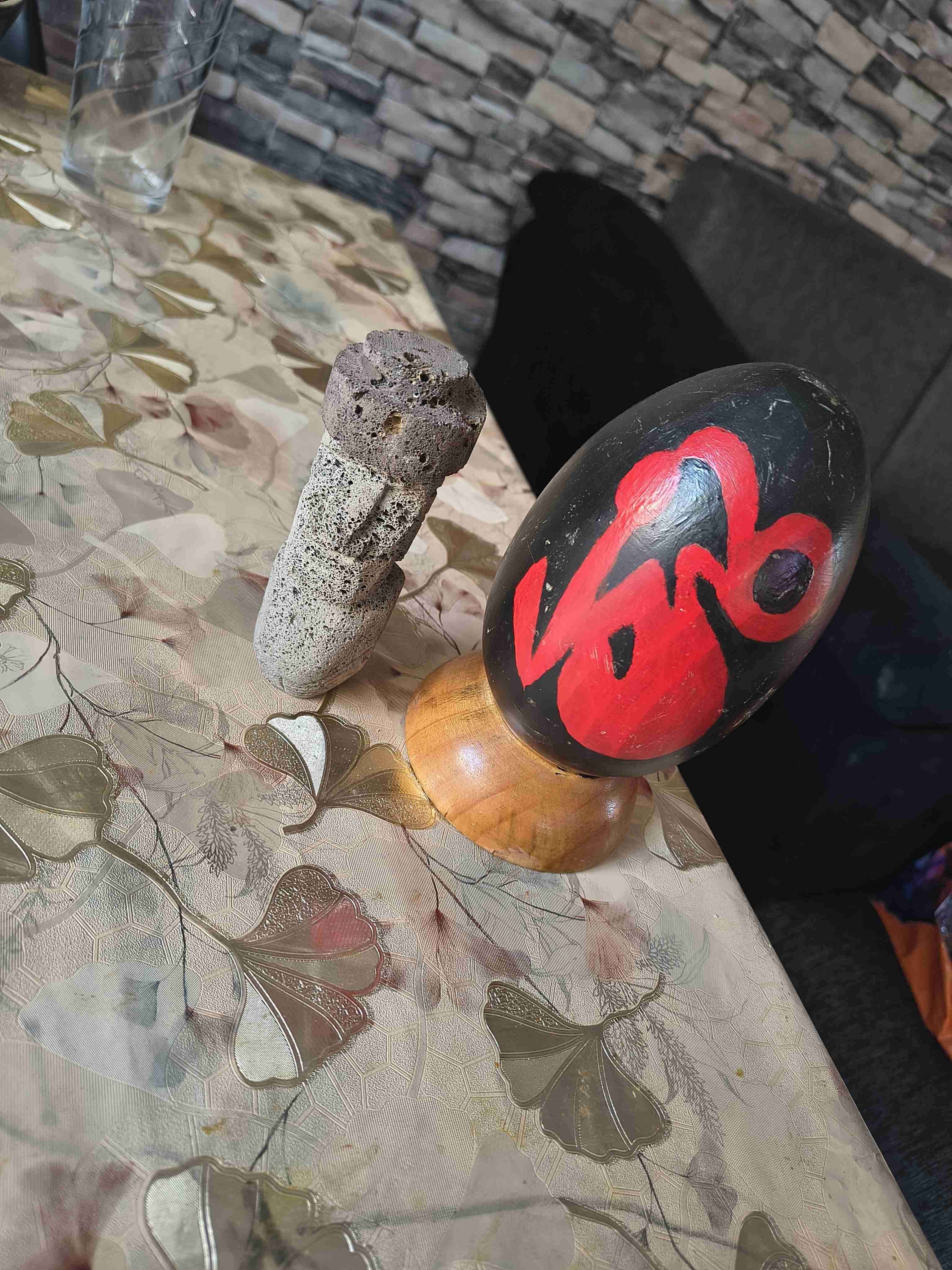 Huevo decorativo y moai de piedra