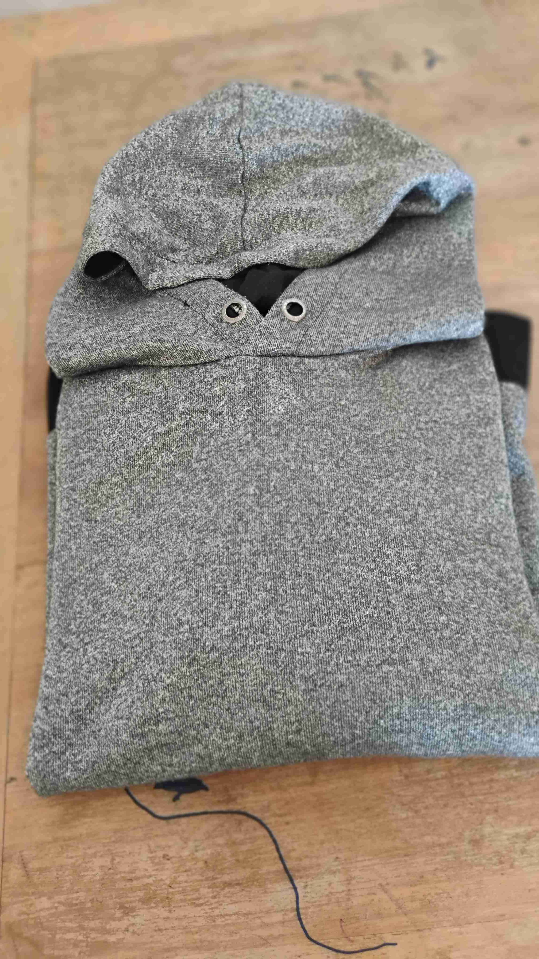 Polerón gris con capucha - miniatura 1