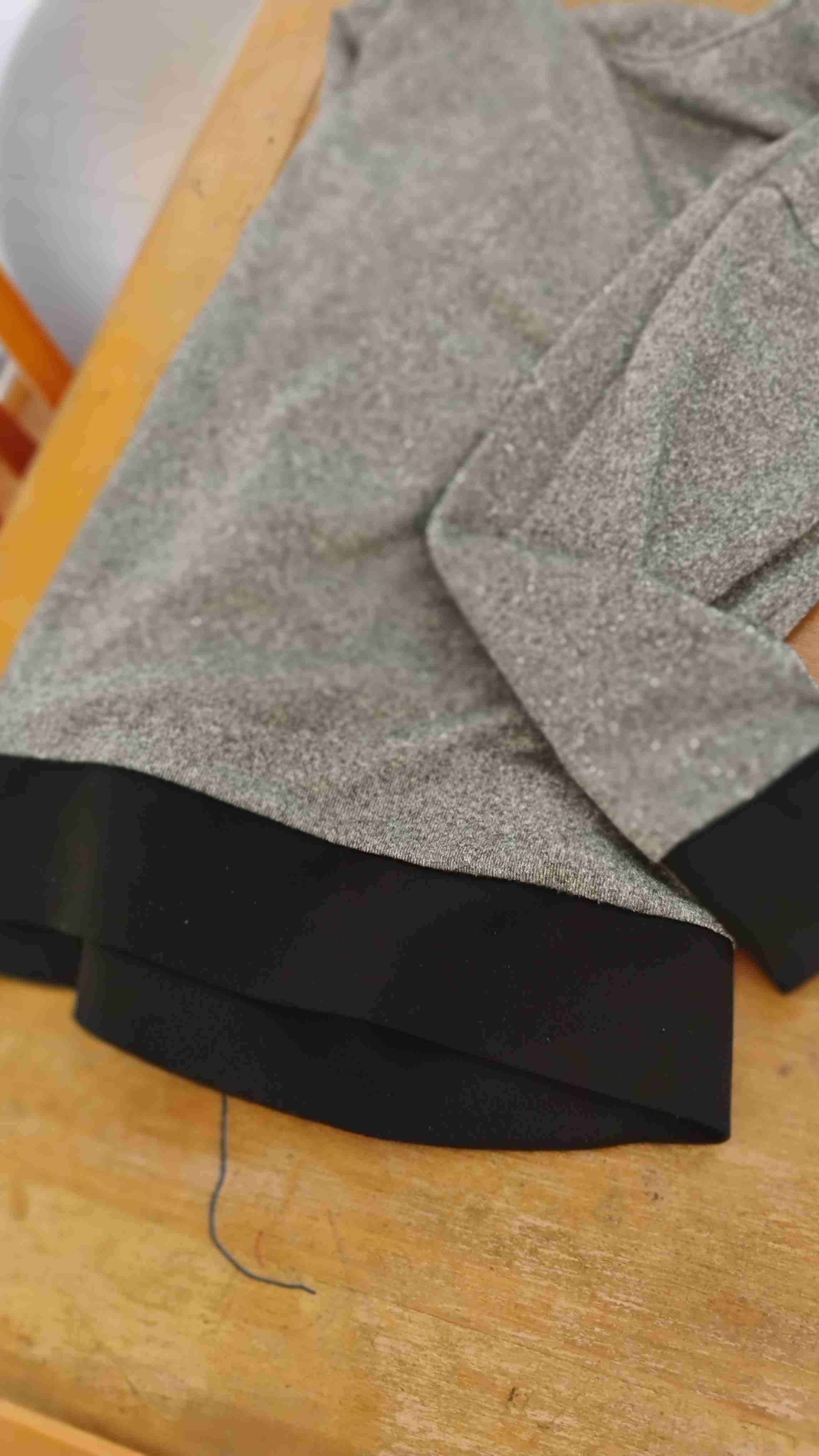 Polerón gris con capucha - miniatura 2