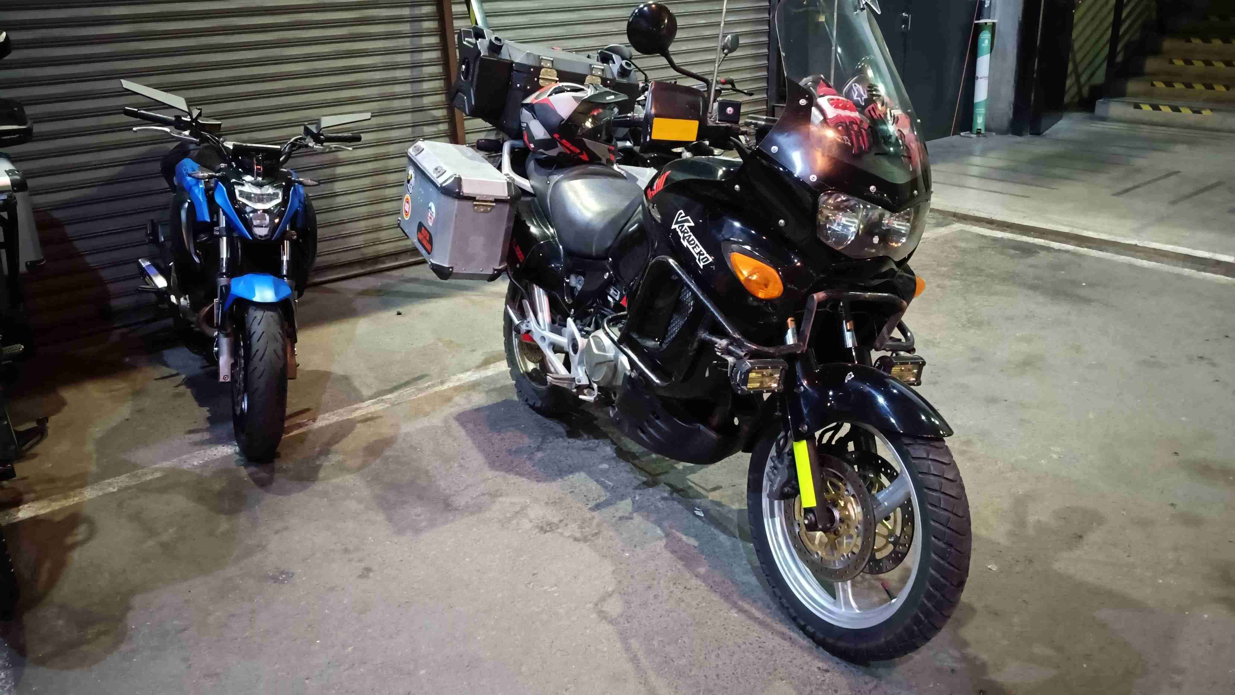 Moto honda varadero XL 1000 cc año 2000 al día - miniatura 1