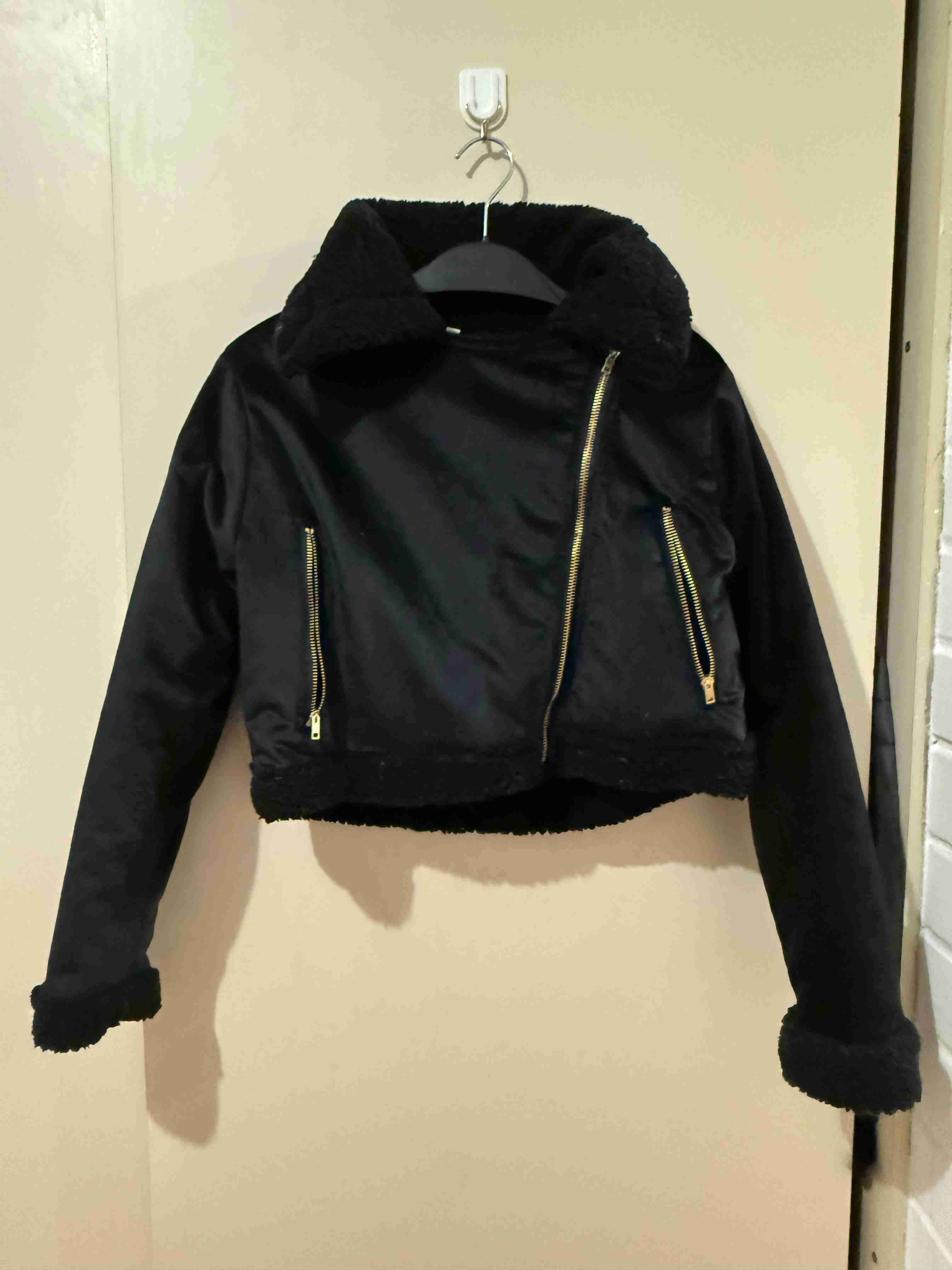 Chaqueta negra con cierre dorado - miniatura 1