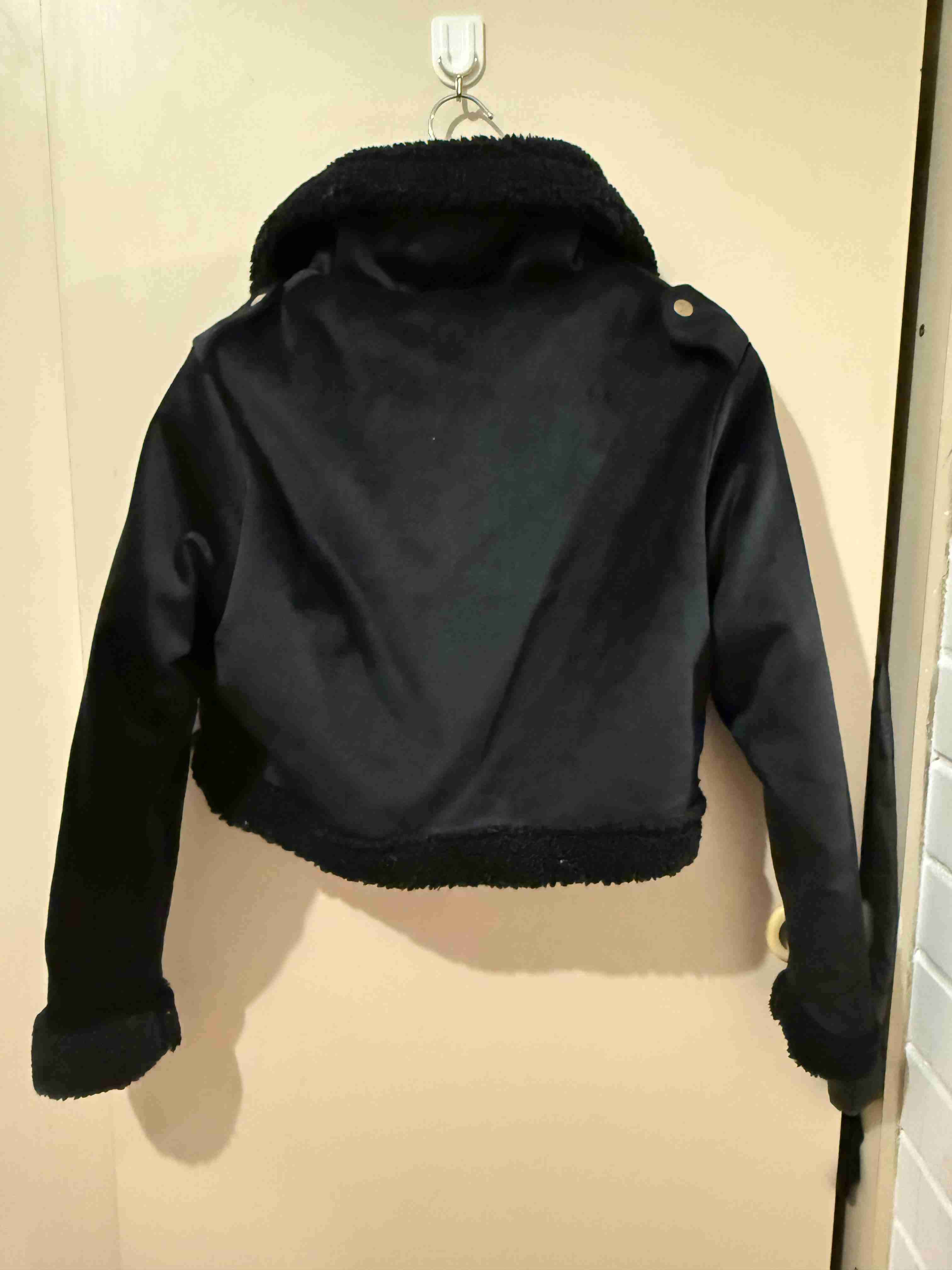 Chaqueta negra con cierre dorado - miniatura 2