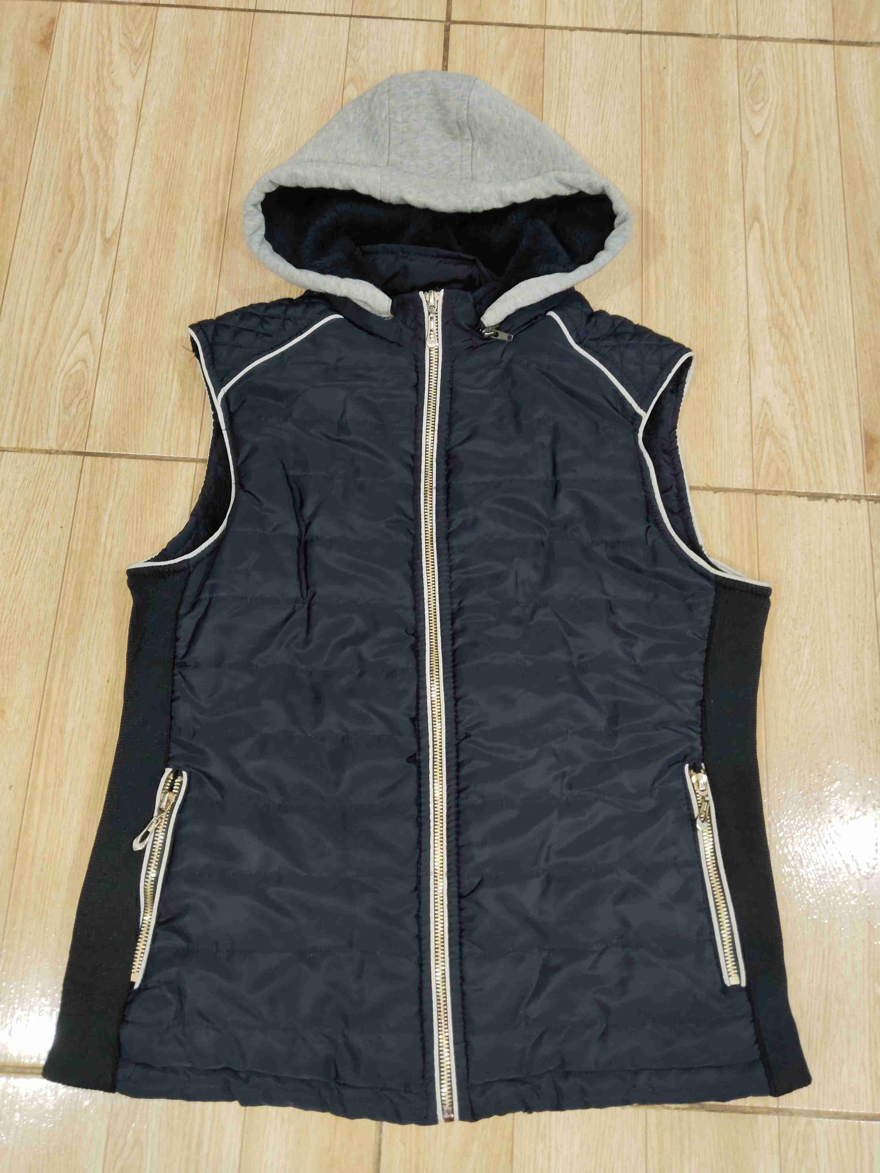 Chaleco sin mangas con capucha