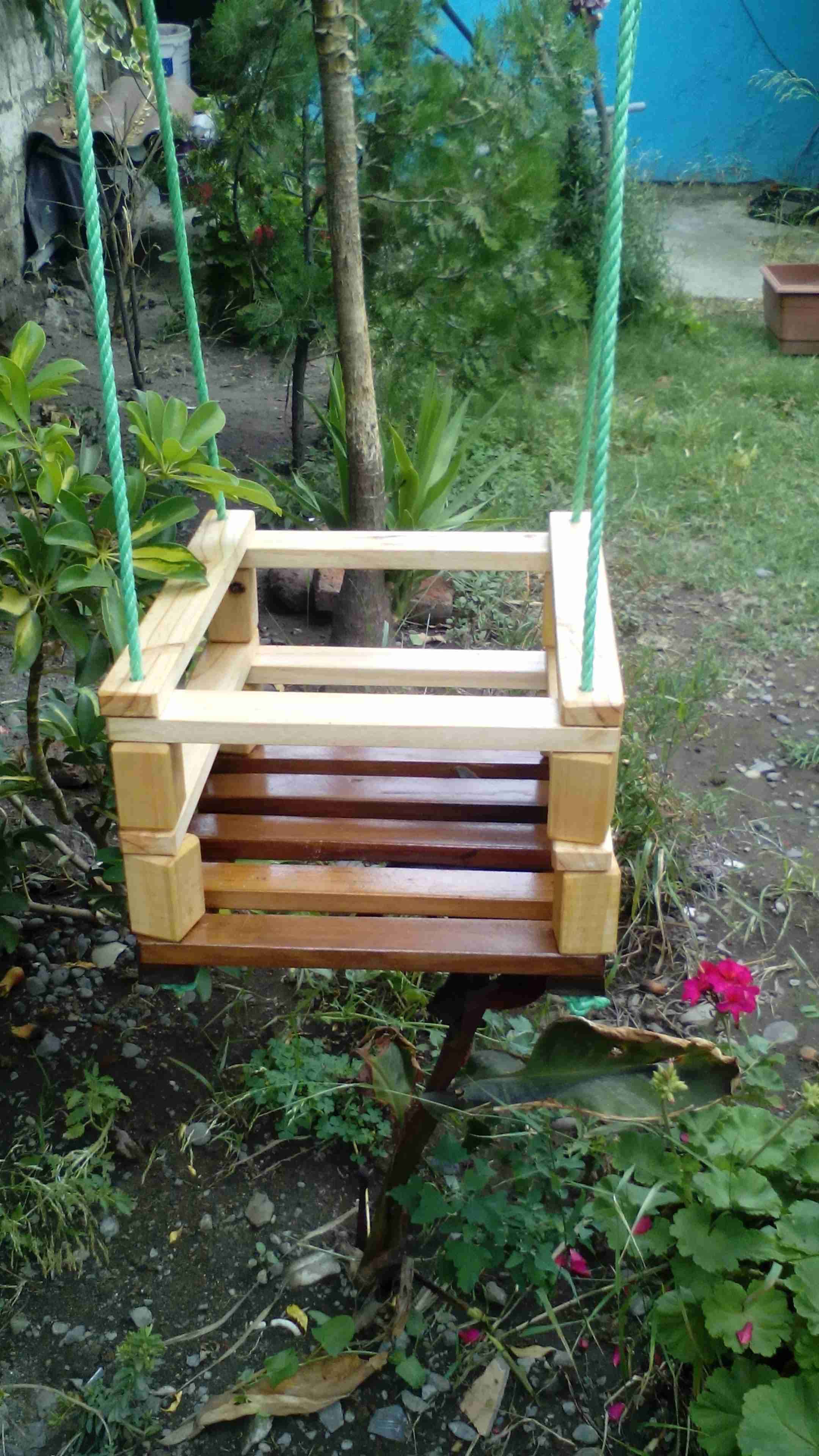 Columpio de madera para niños