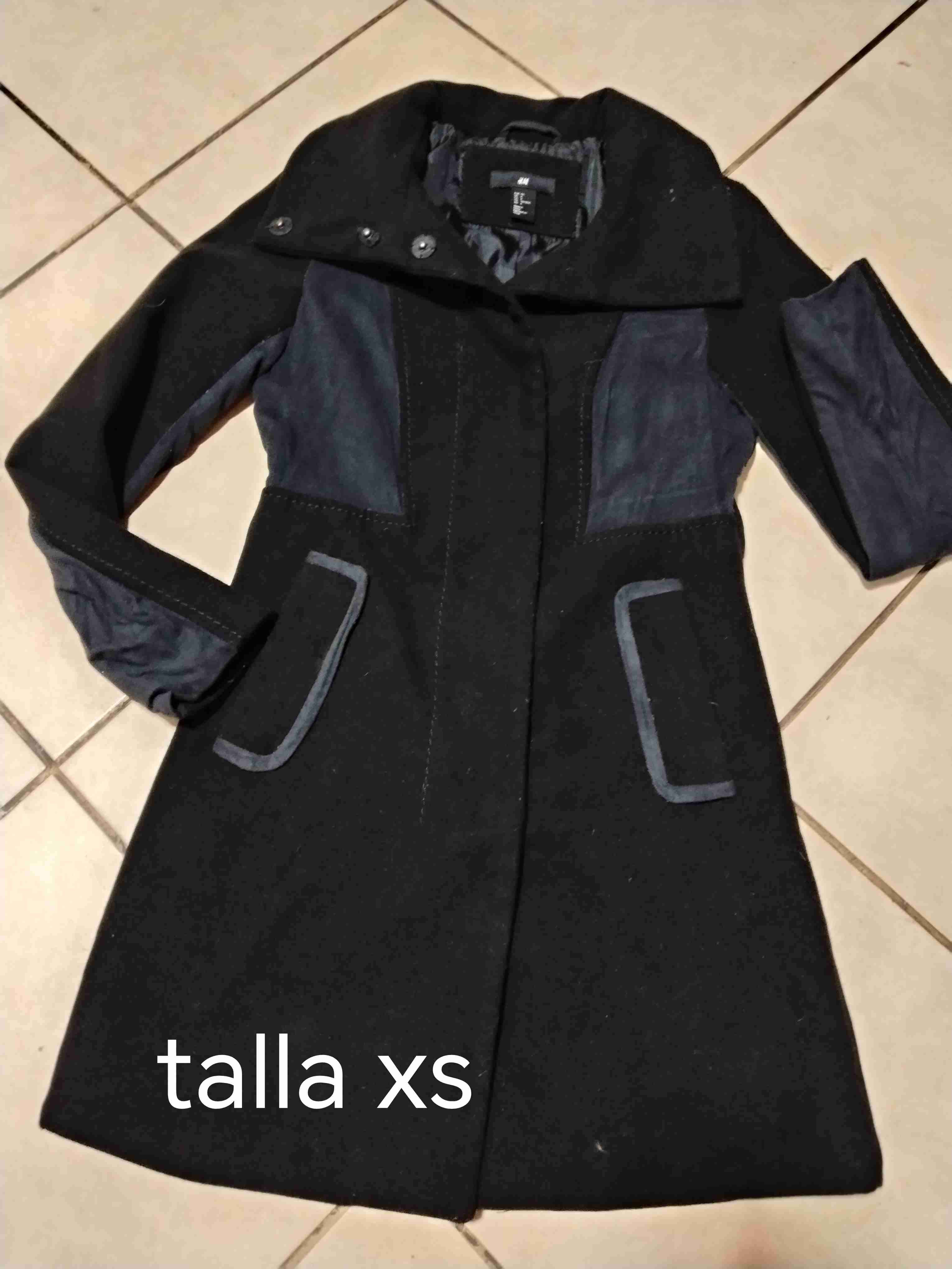 Abrigo negro con bolsillos