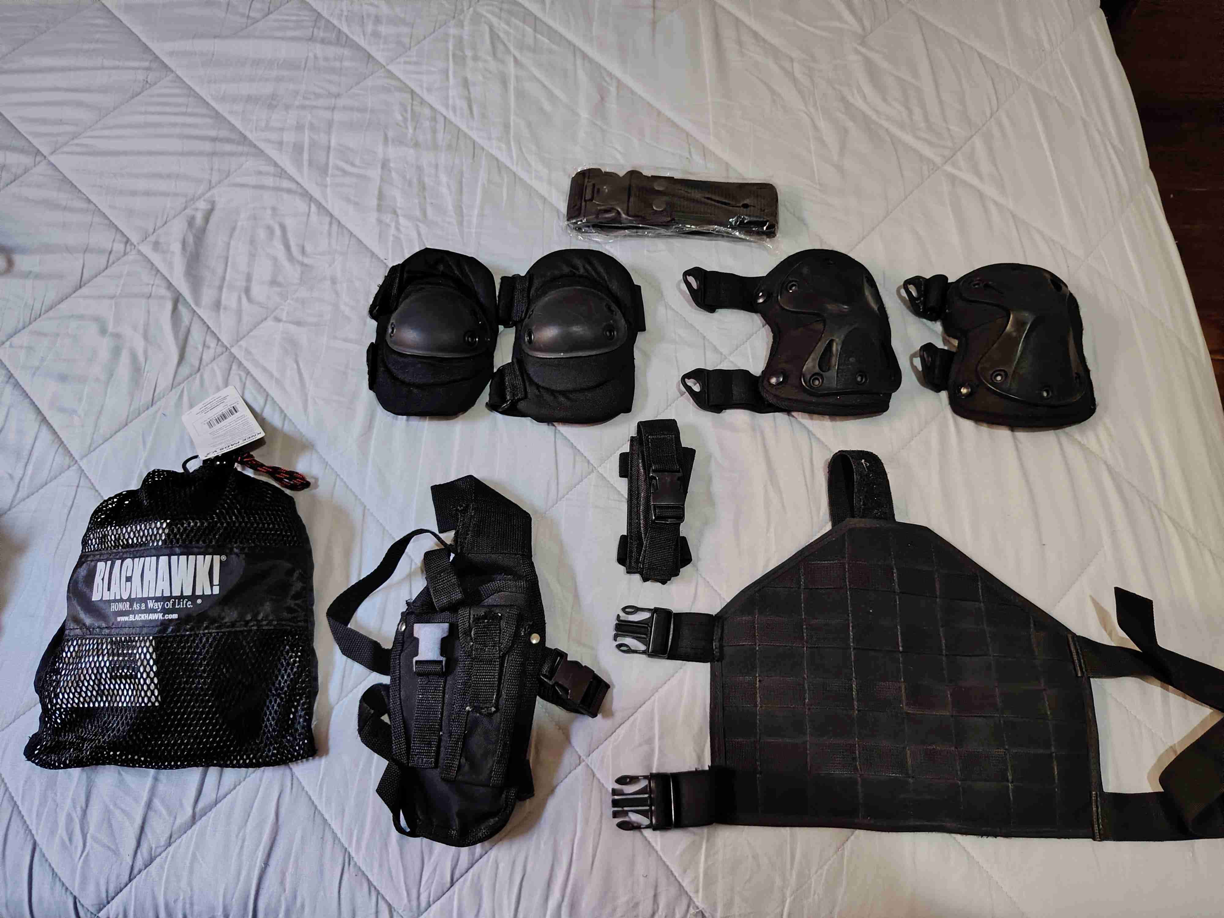 Chalecos tácticos negros + accesorios - miniatura 3