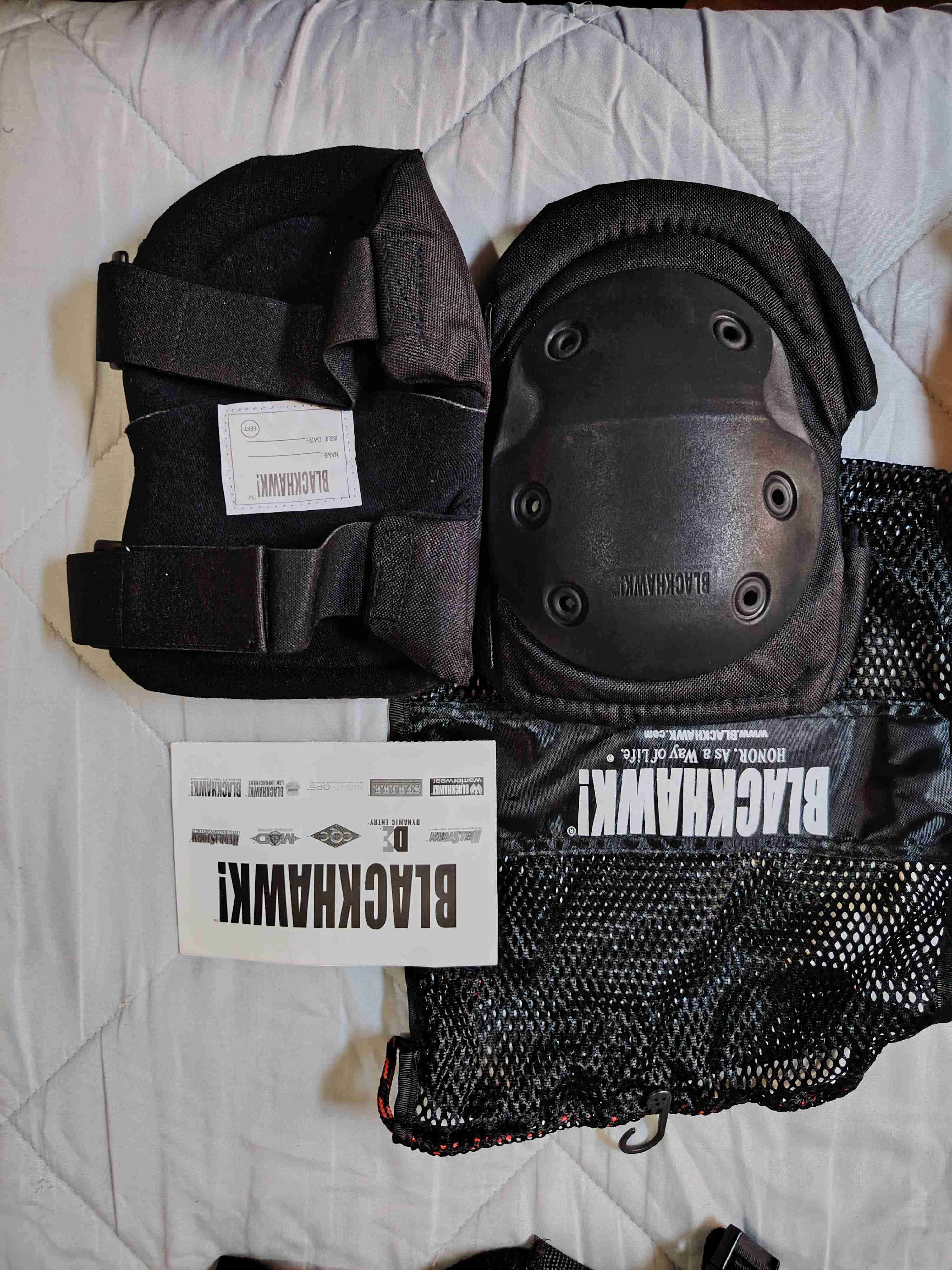 Chalecos tácticos negros + accesorios - miniatura 4