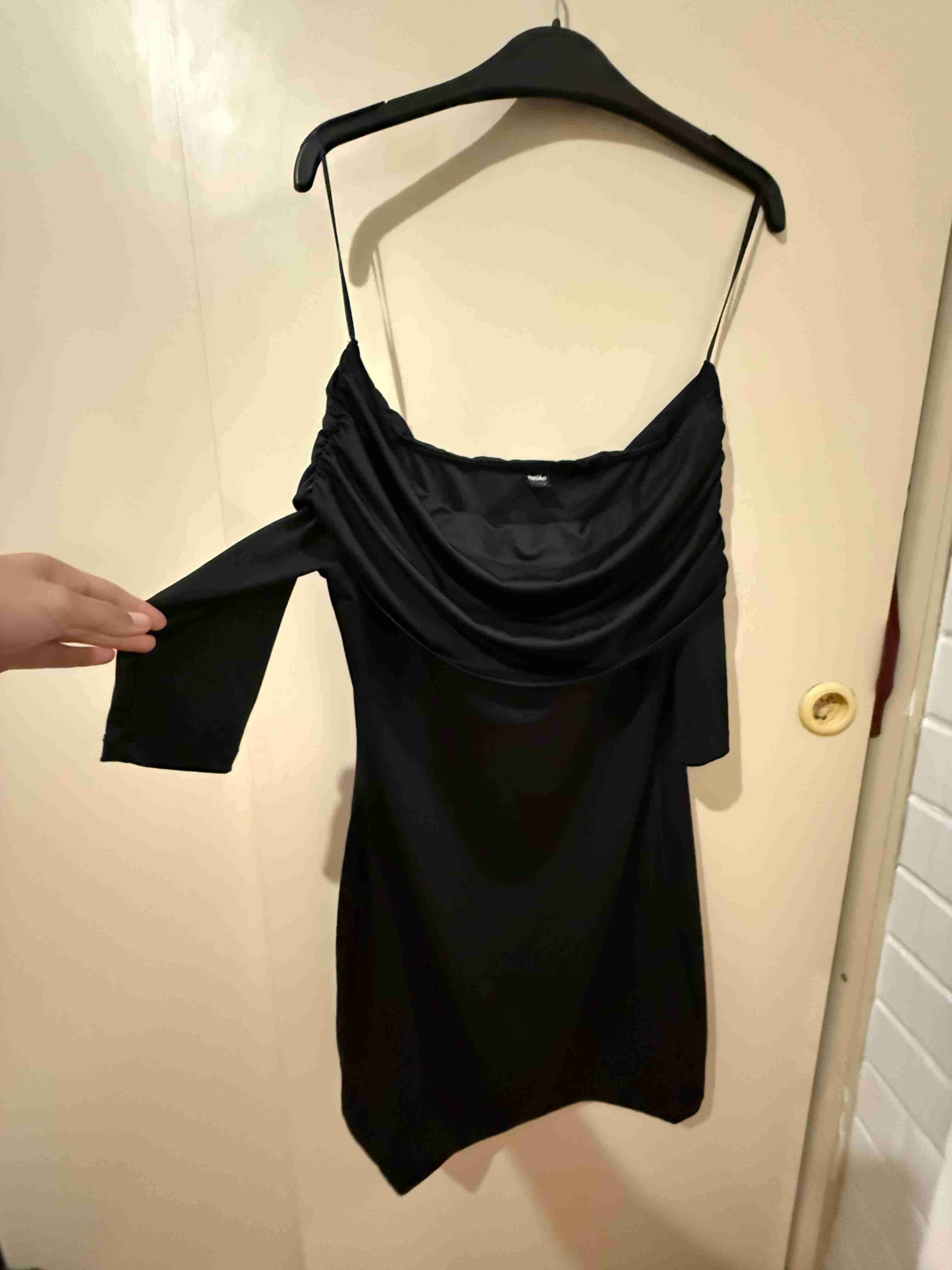 Vestido negro elegante - miniatura 3