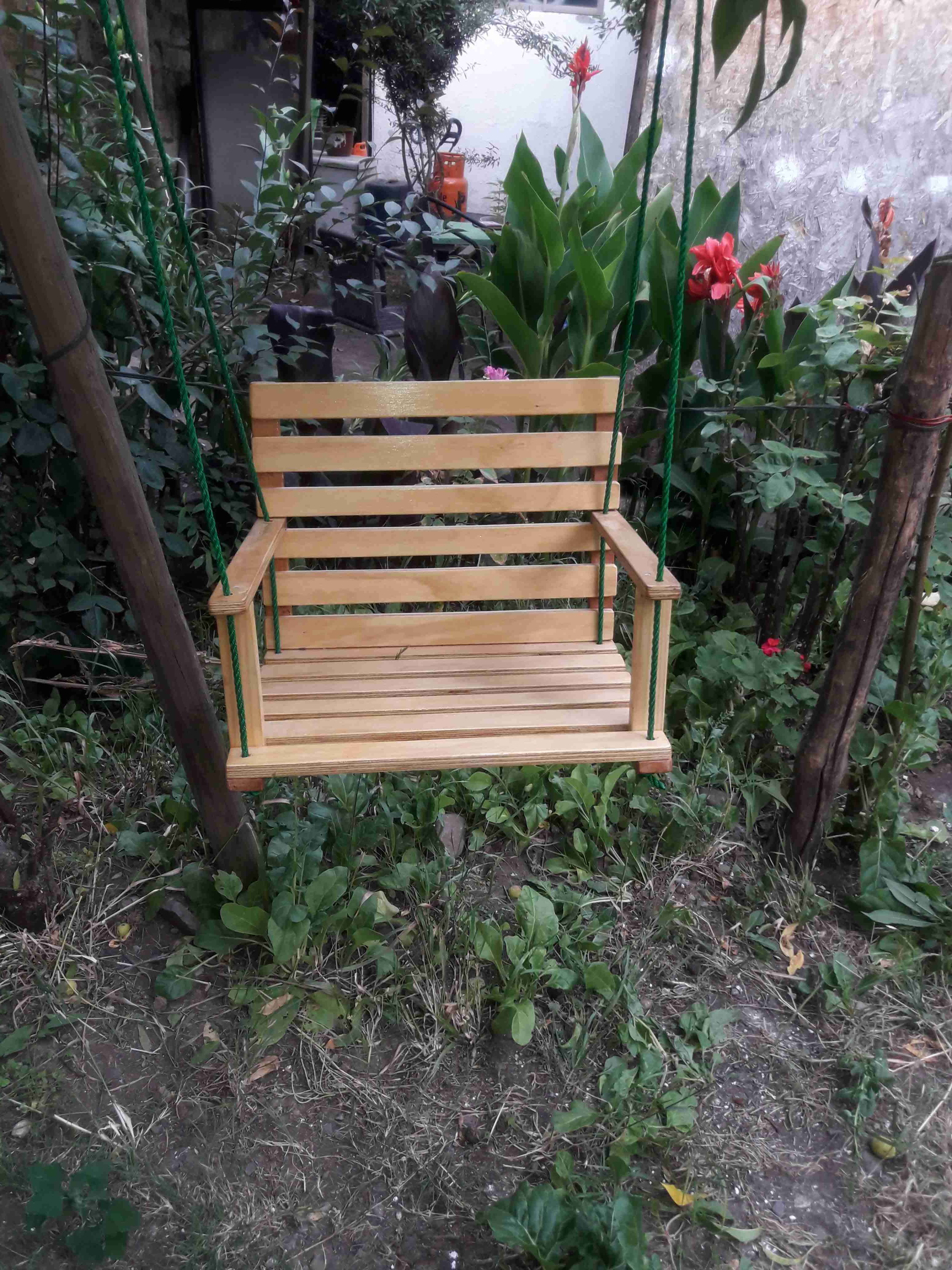 Columpio de jardín de madera