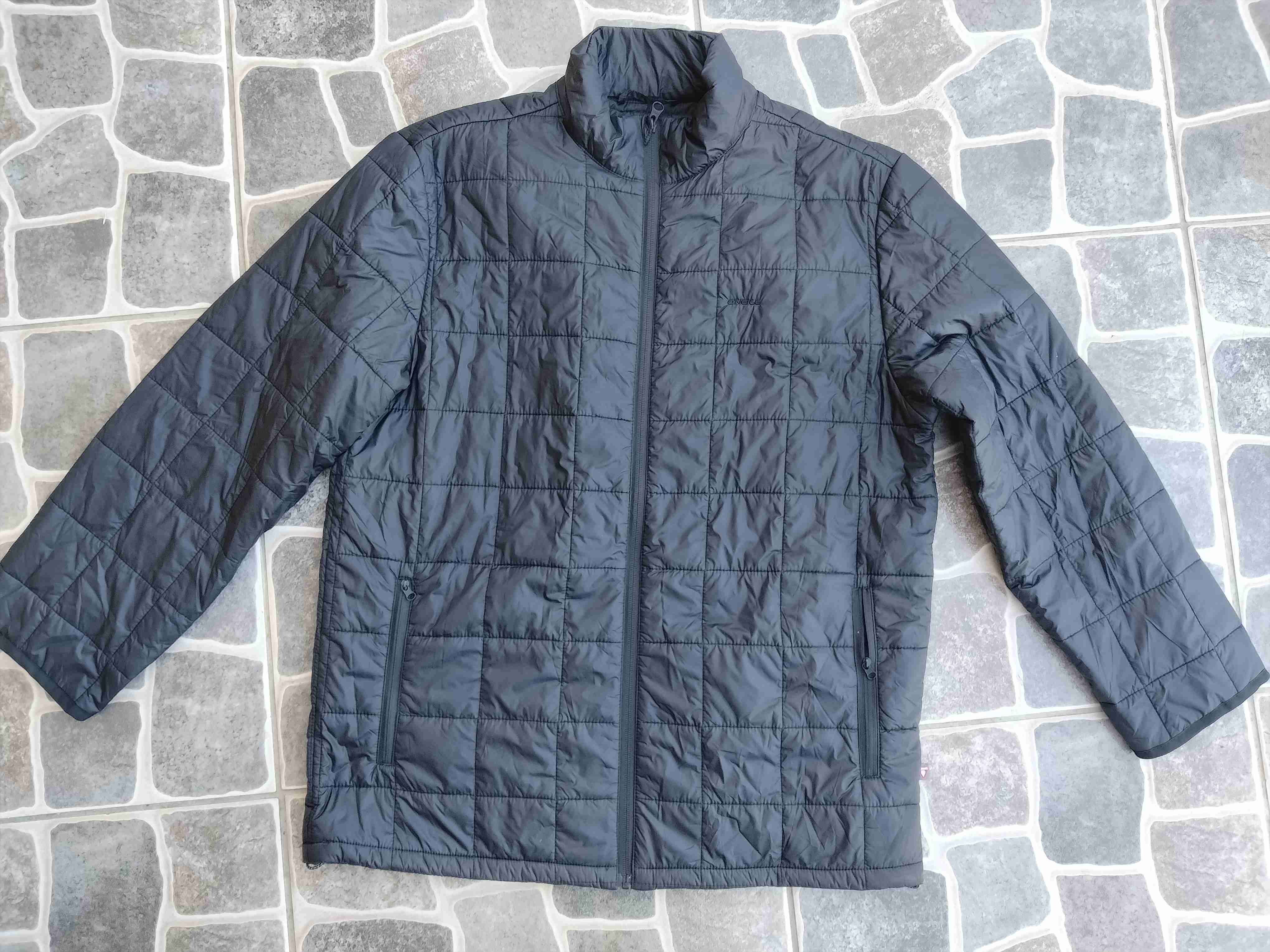 Chaqueta negra acolchada