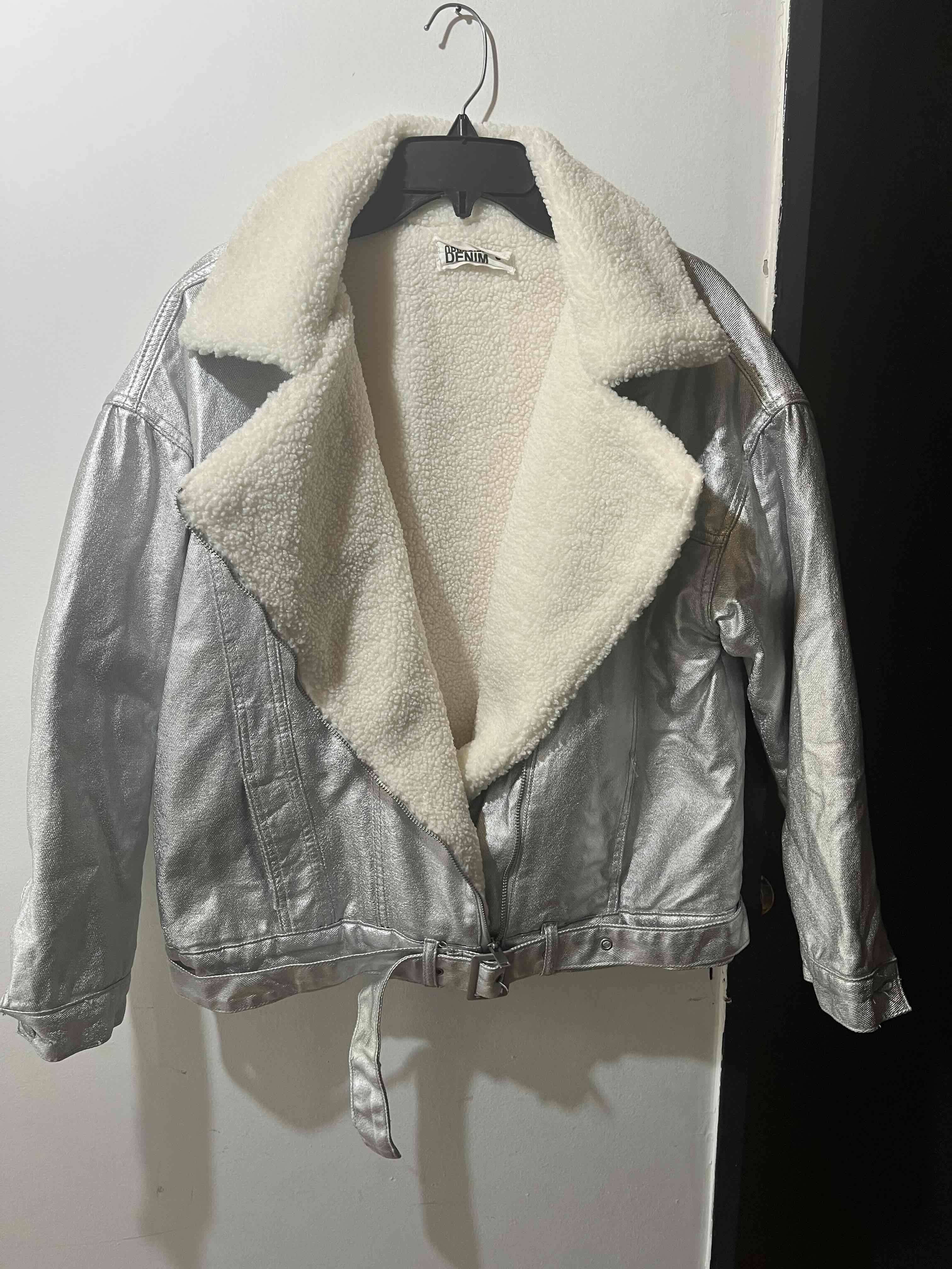 Chaqueta plateada con forro polar