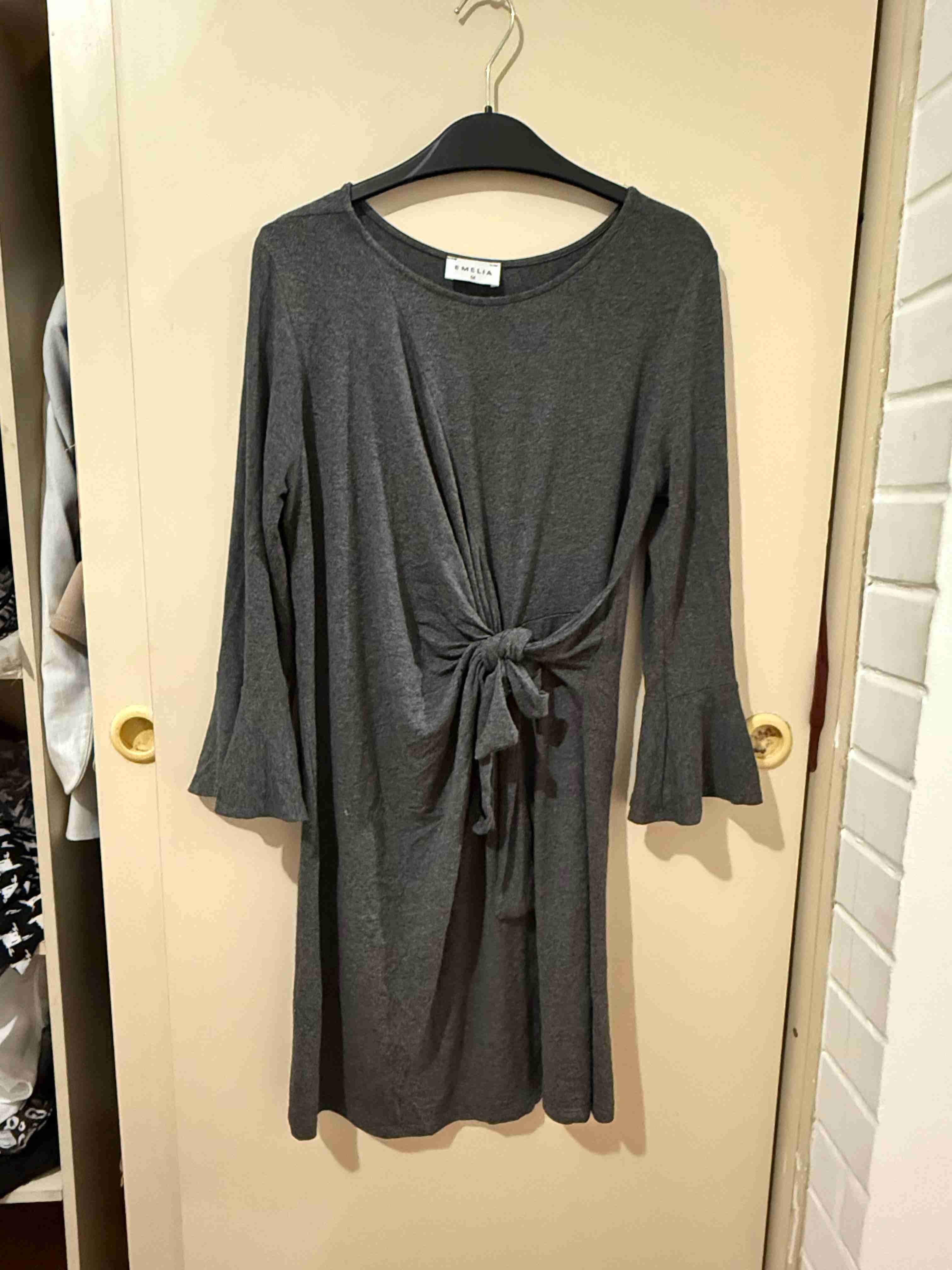 Vestido gris con lazo frontal
