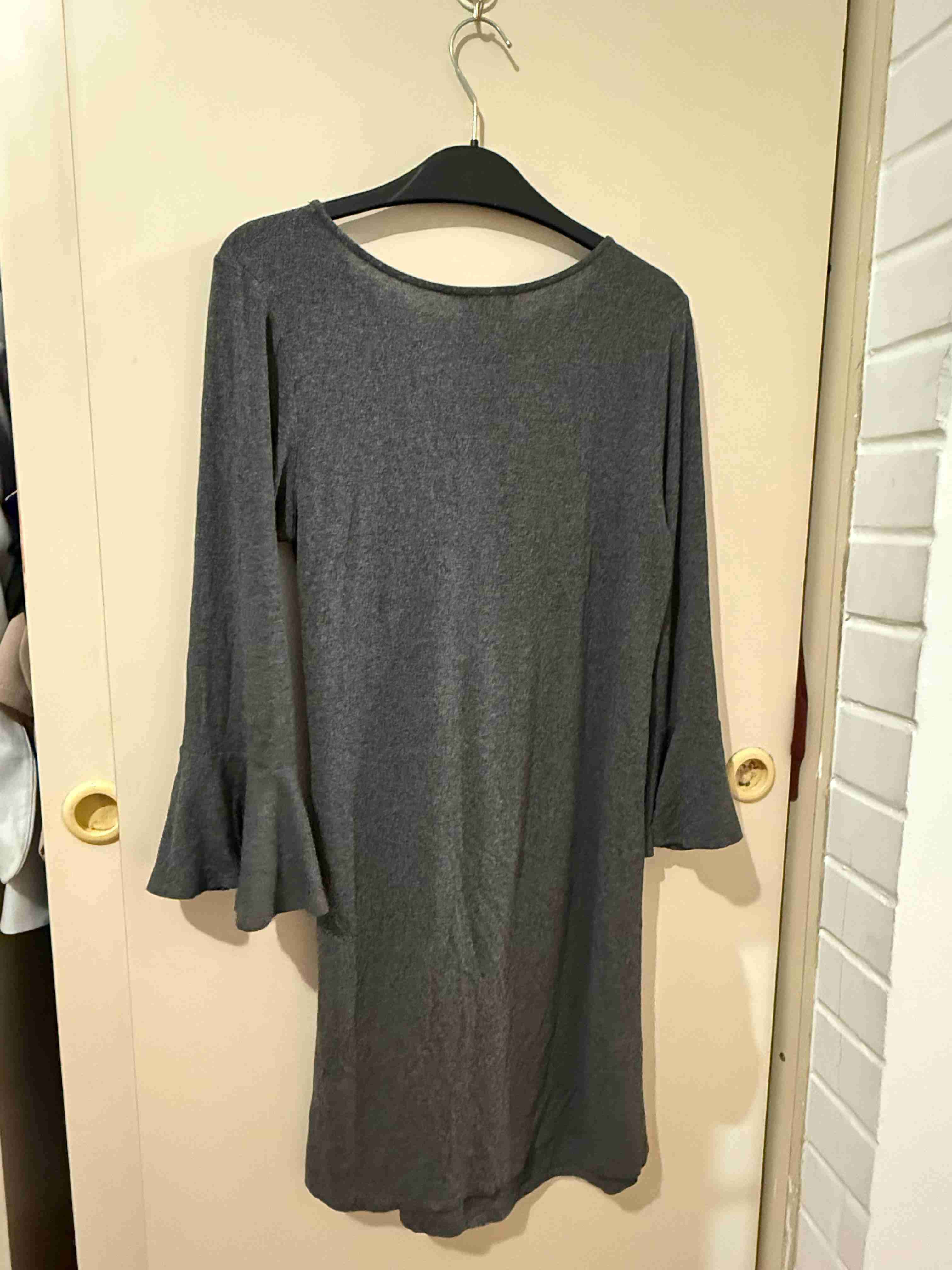 Vestido gris con lazo frontal - miniatura 2