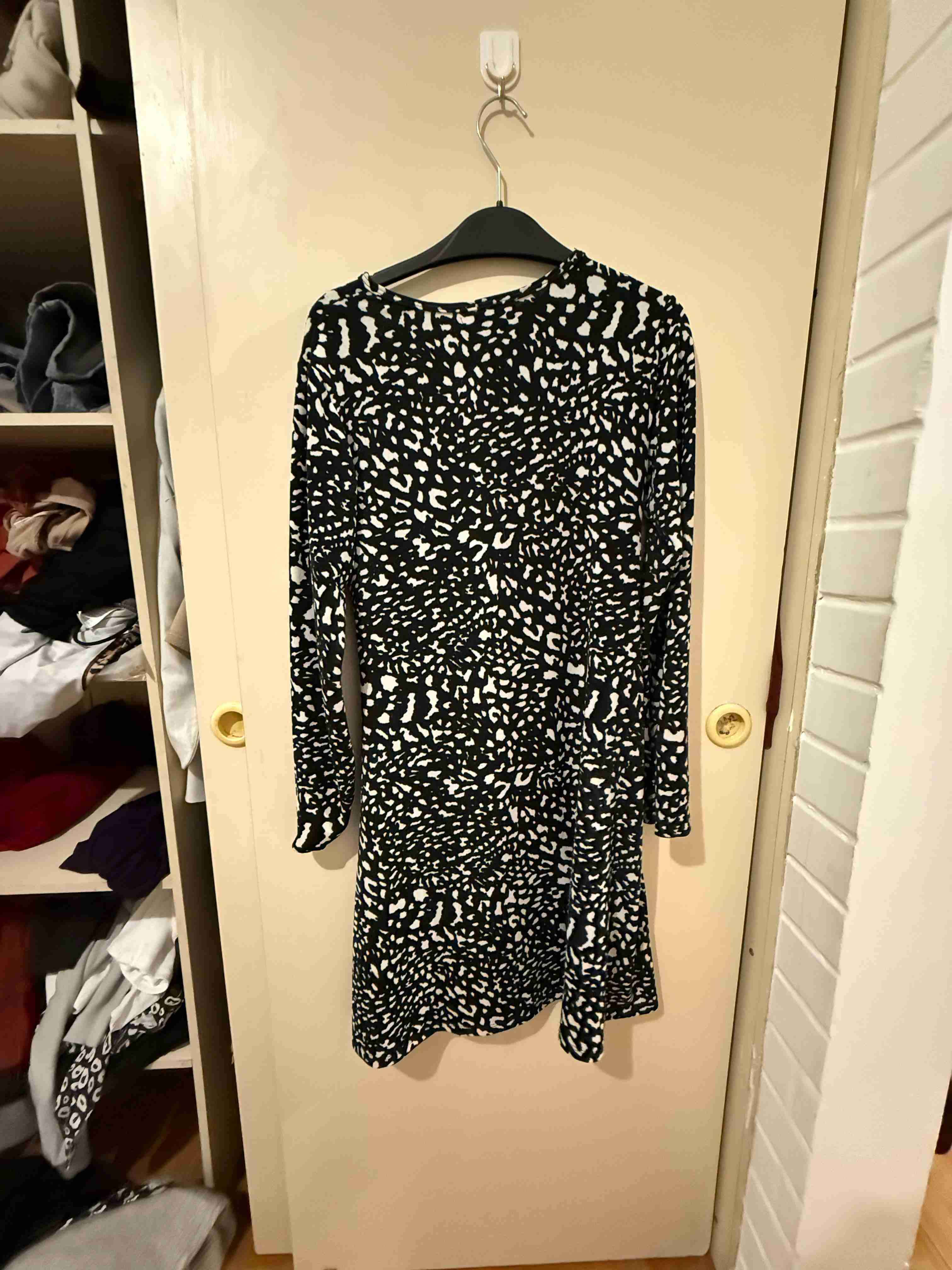 Vestido maternal estampado blanco y negro - miniatura 2