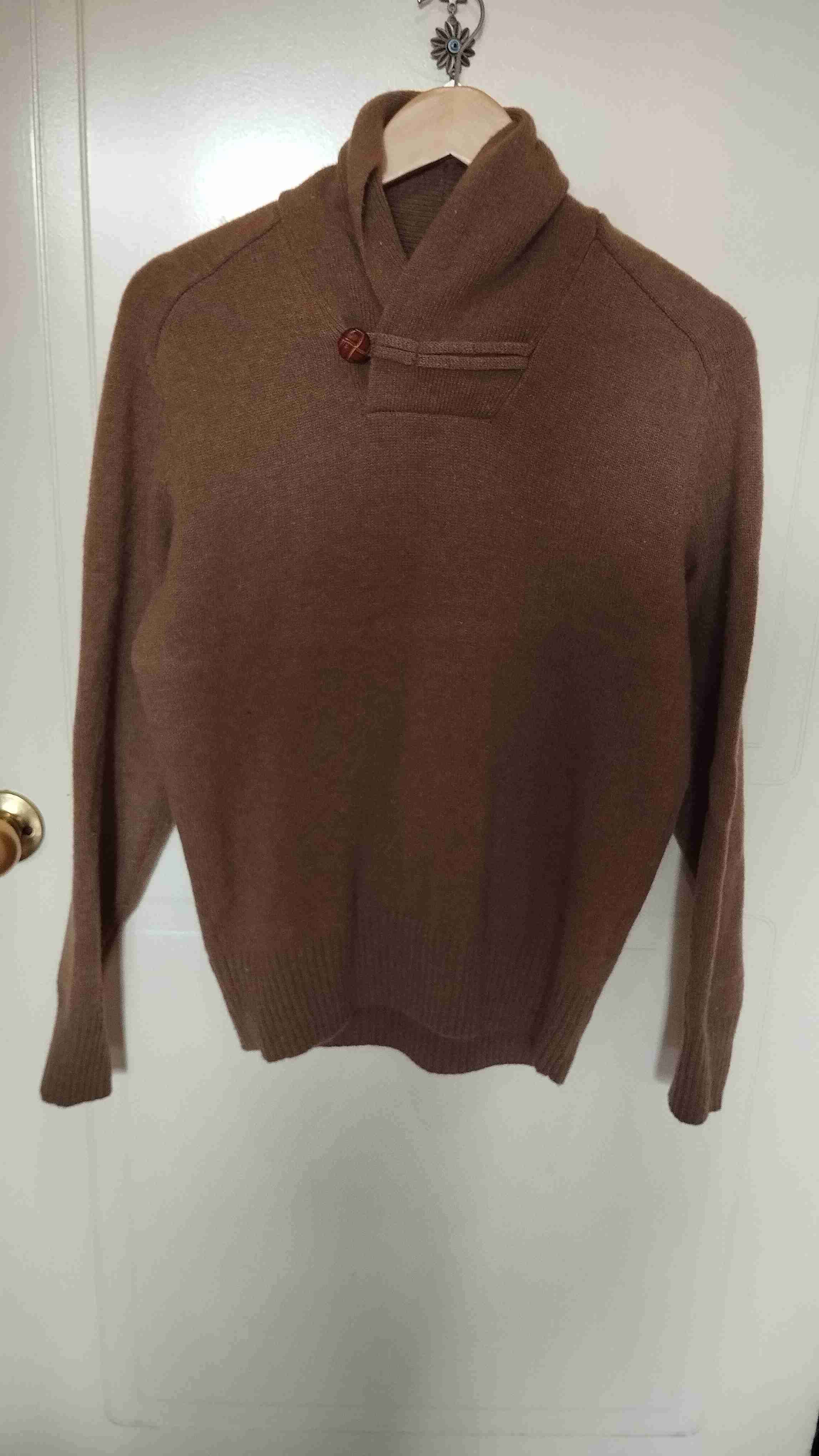 Suéter marrón con cuello alto talla S