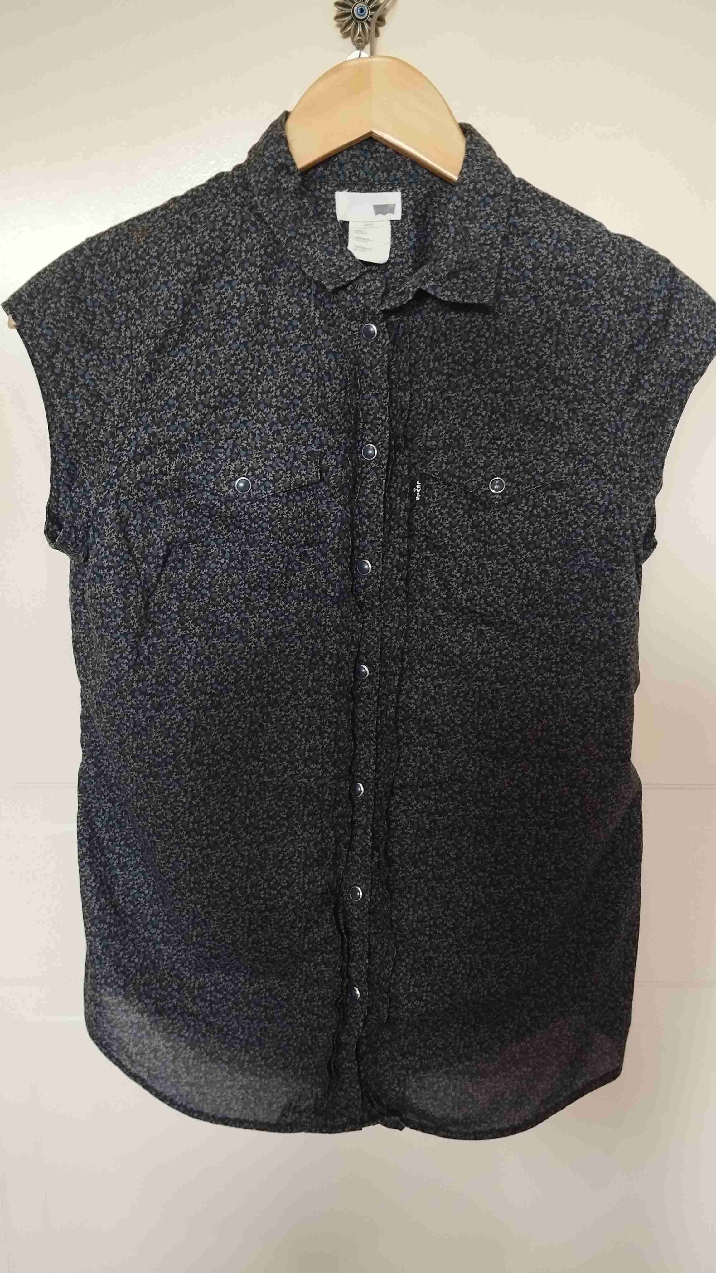 Blusa negra con estampado floral Levis talla S
