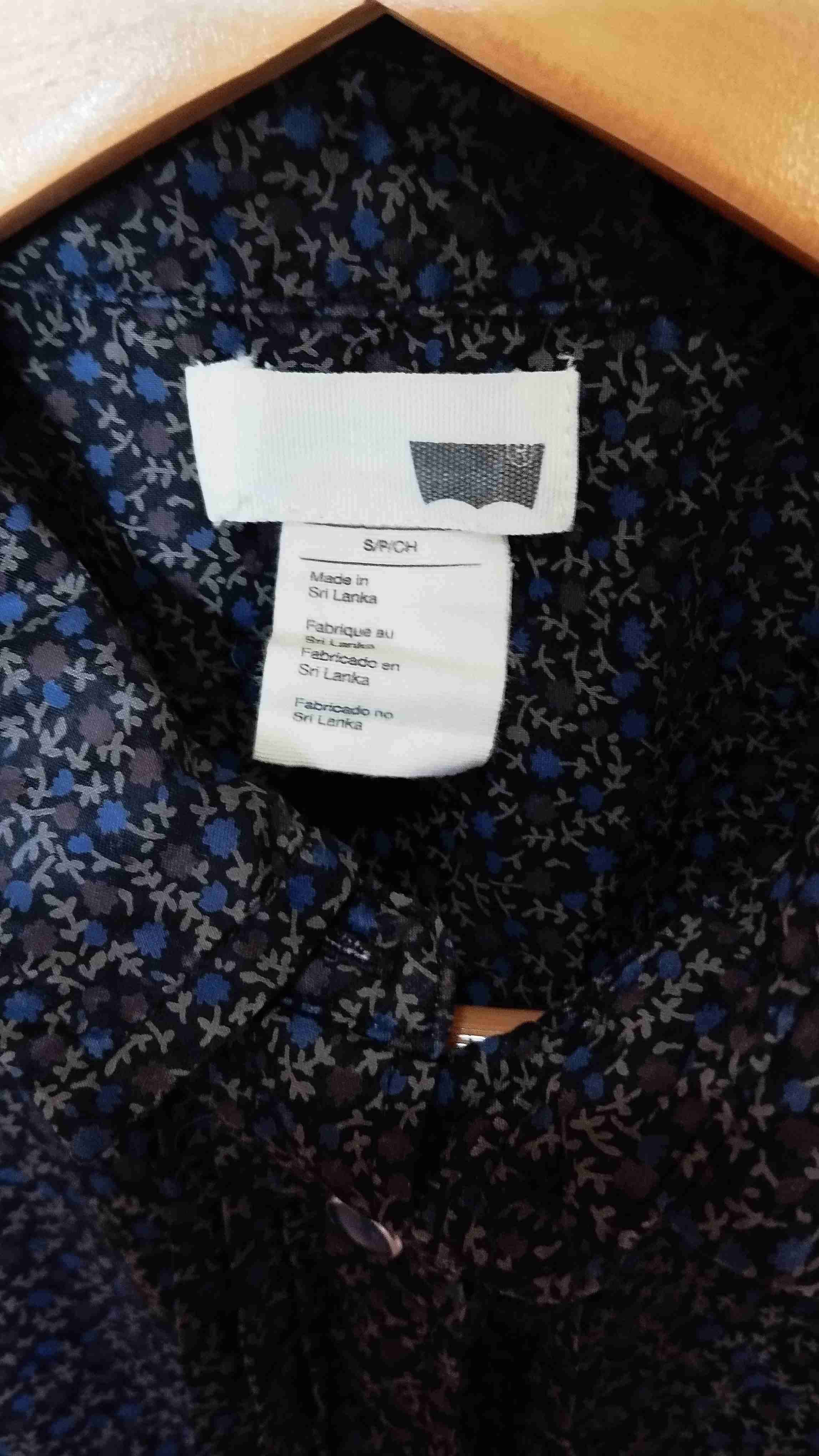 Blusa negra con estampado floral Levis talla S - miniatura 3