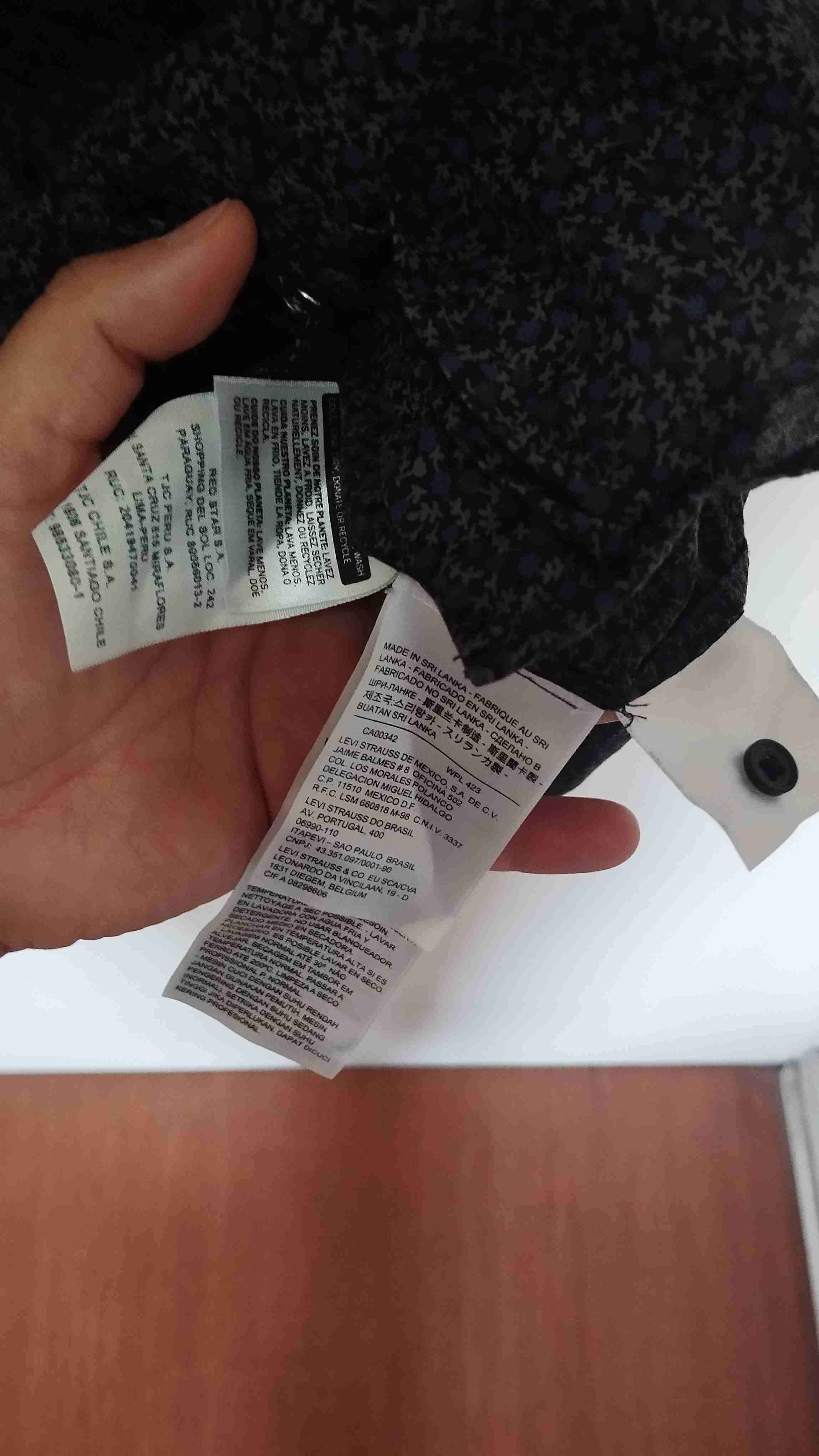 Blusa negra con estampado floral Levis talla S - miniatura 4