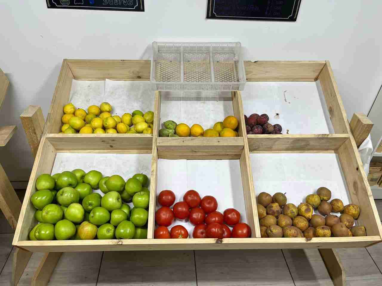 Exhibidor de frutas de madera 3 muebles iguales - miniatura 2