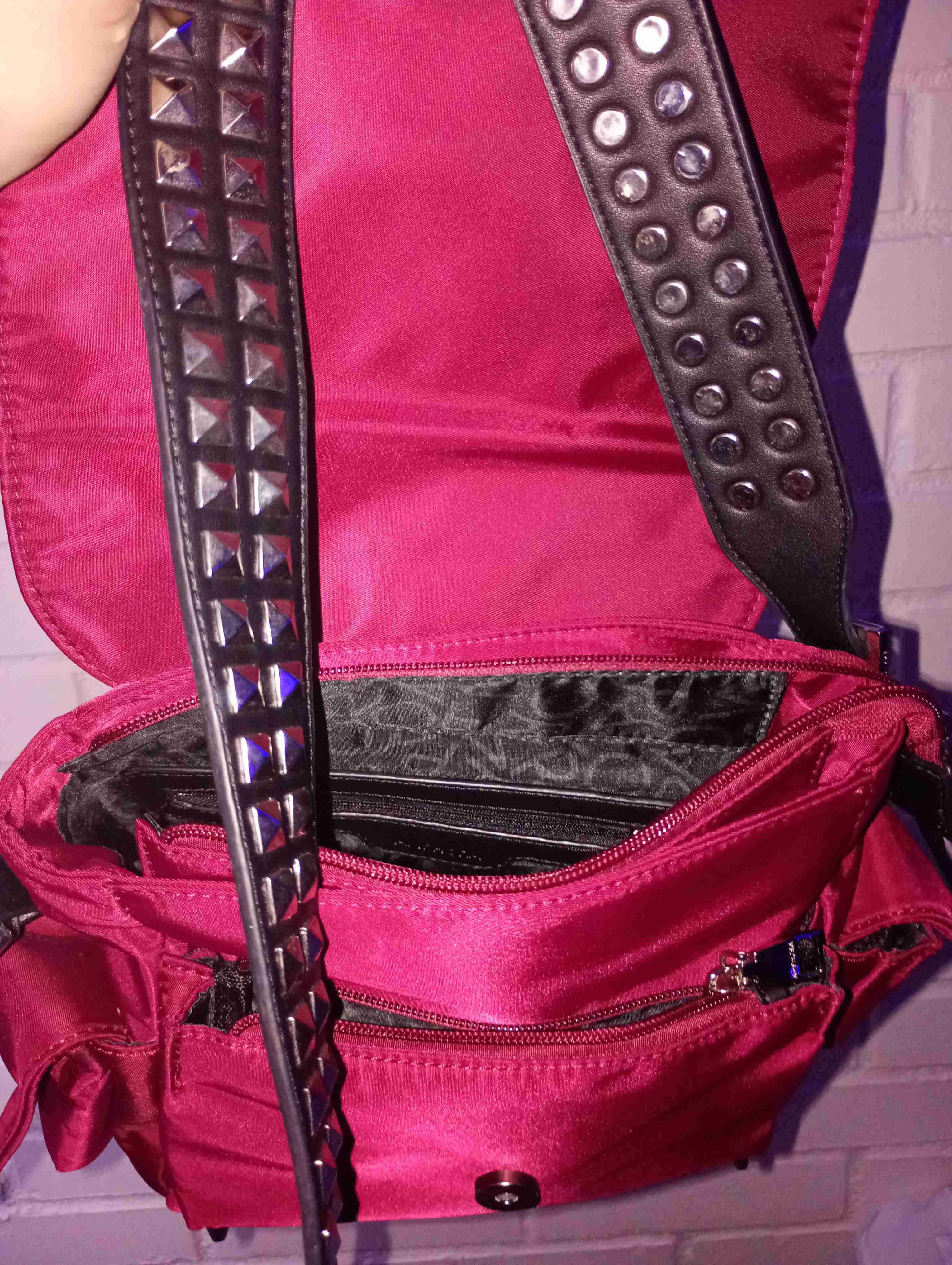 MOCHILA ROJA CON TACHAS - ESTILO ROCKERO - miniatura 2