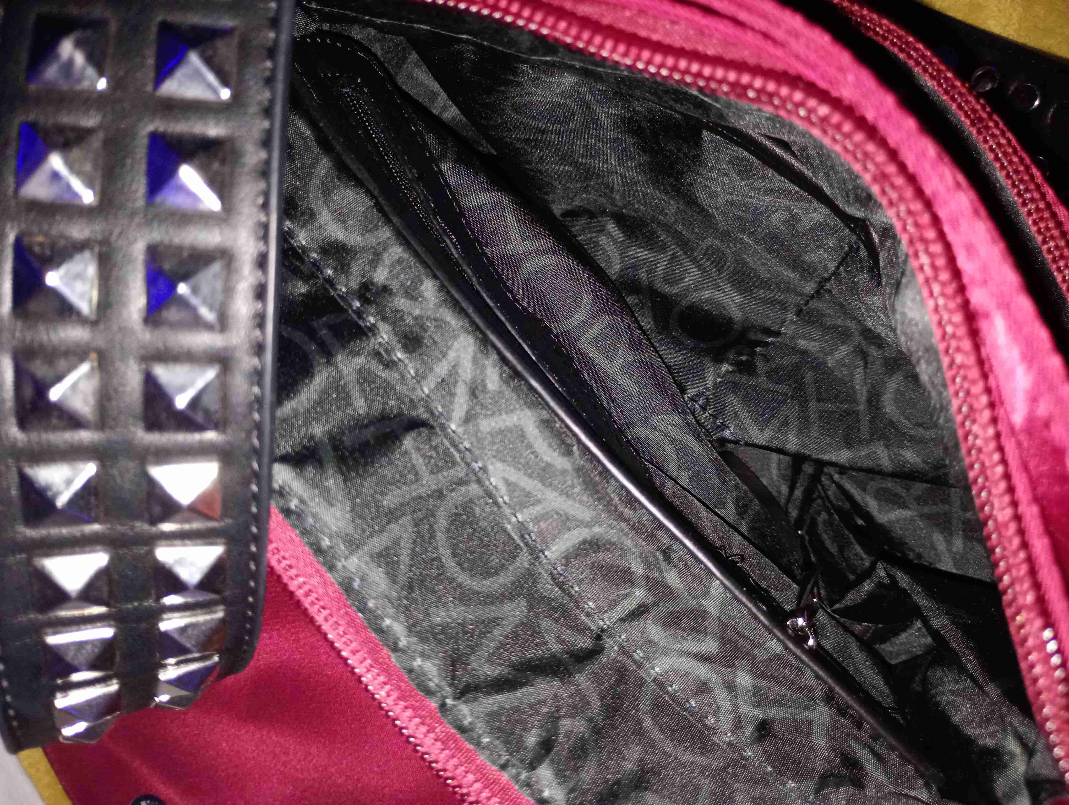 MOCHILA ROJA CON TACHAS - ESTILO ROCKERO - miniatura 3