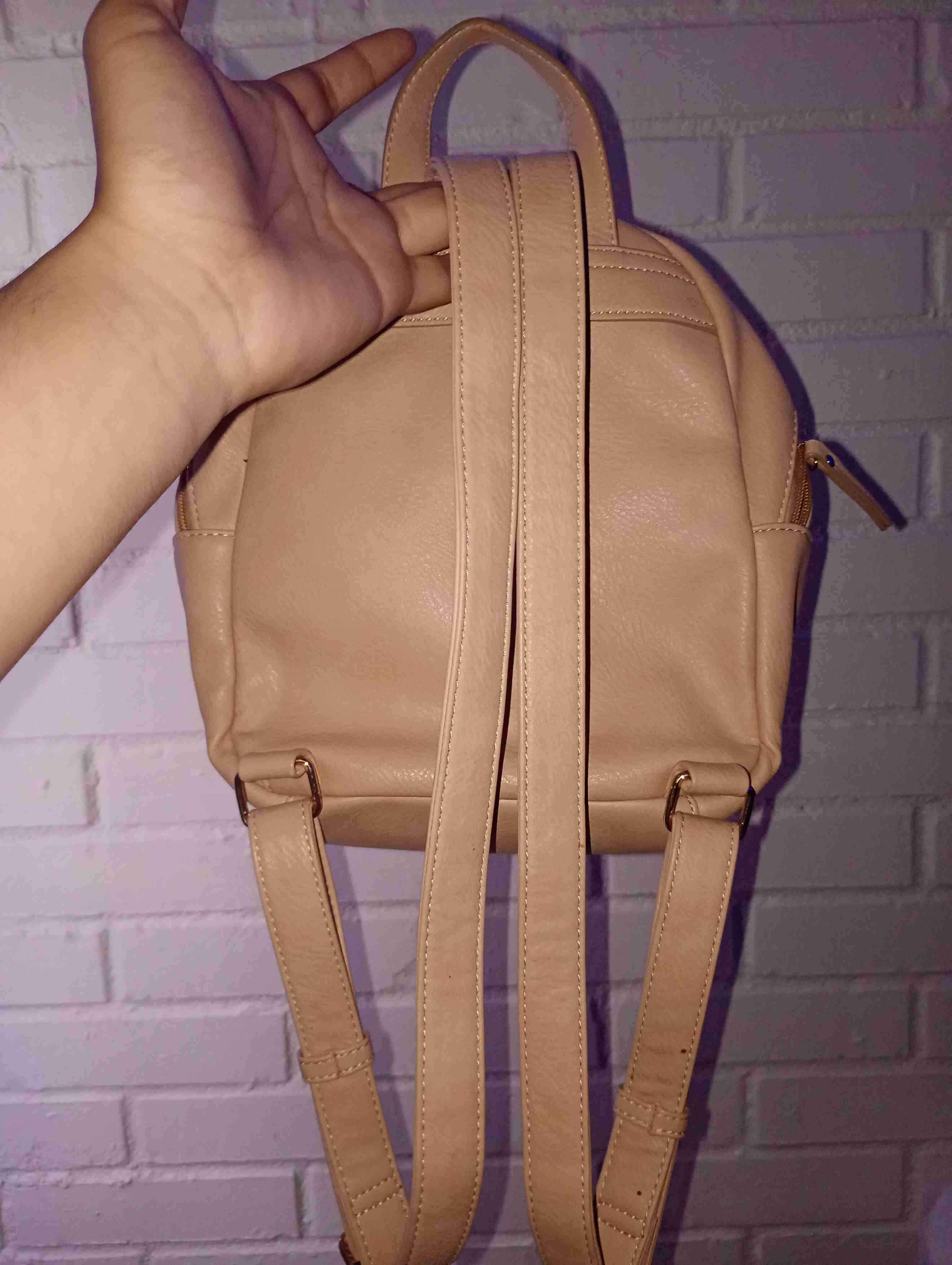 MOCHILA BEIGE ECO-CUERO - DETALLES DORADOS - miniatura 2