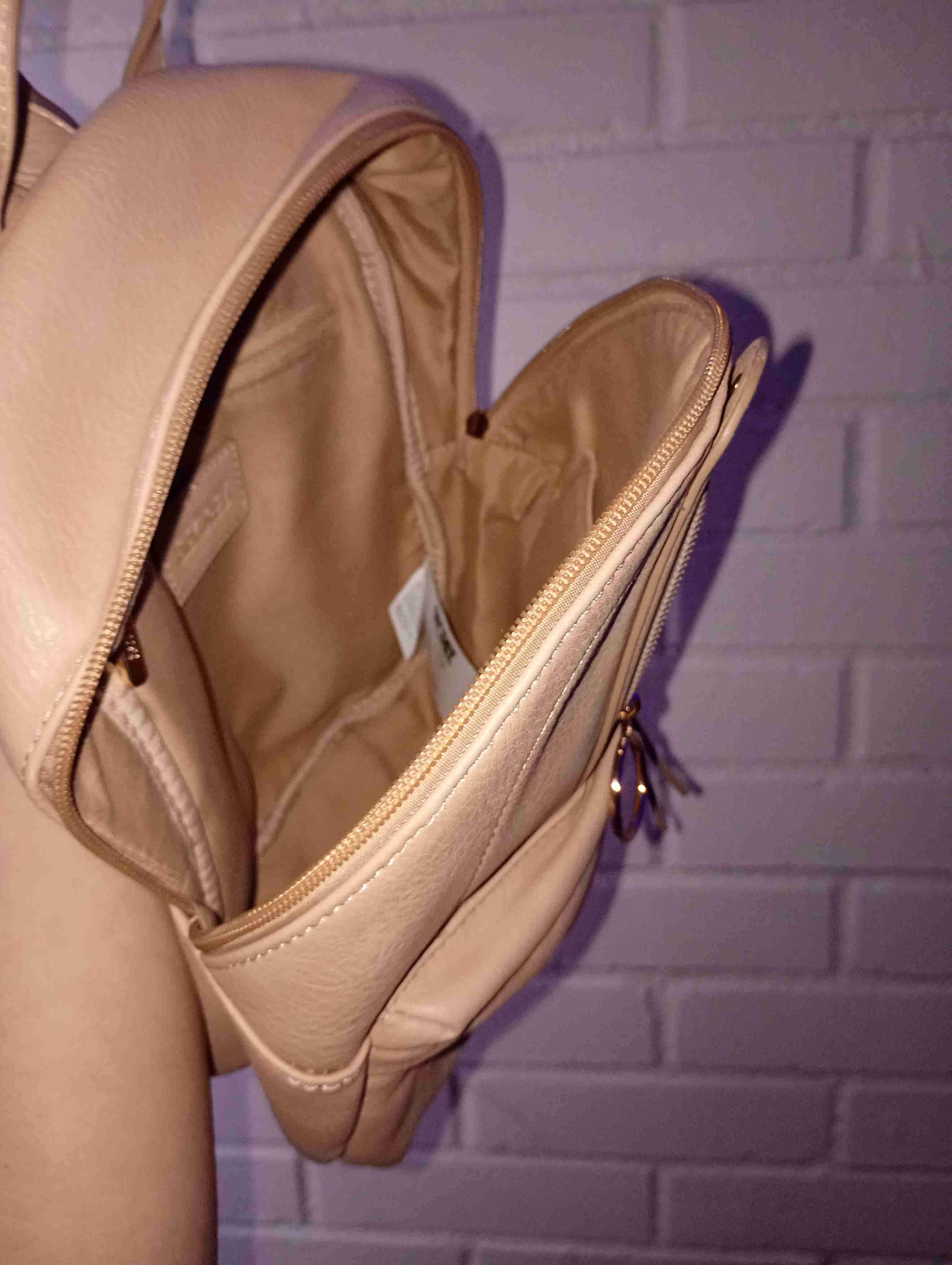 MOCHILA BEIGE ECO-CUERO - DETALLES DORADOS - miniatura 3