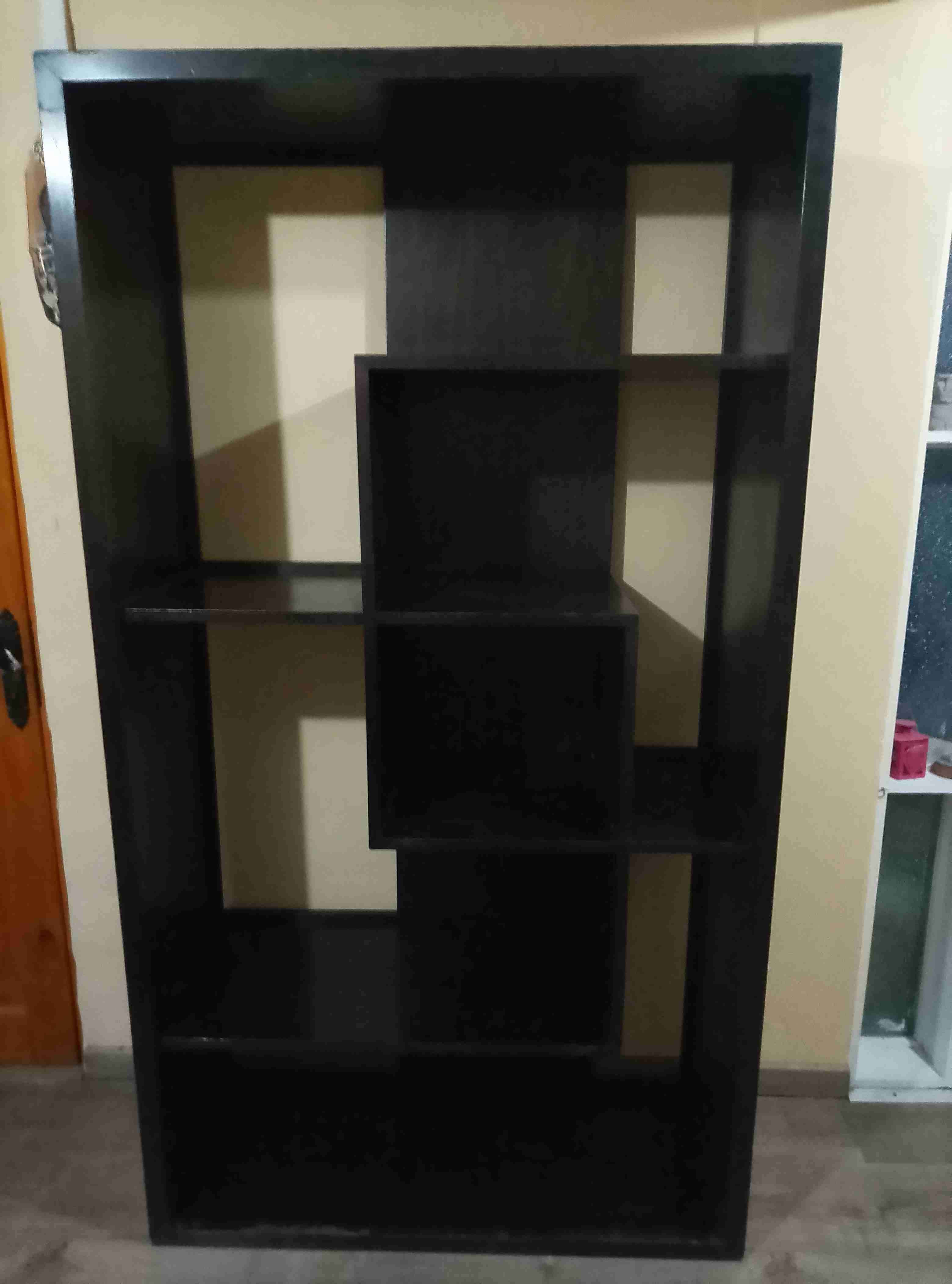 Estante de madera color caoba